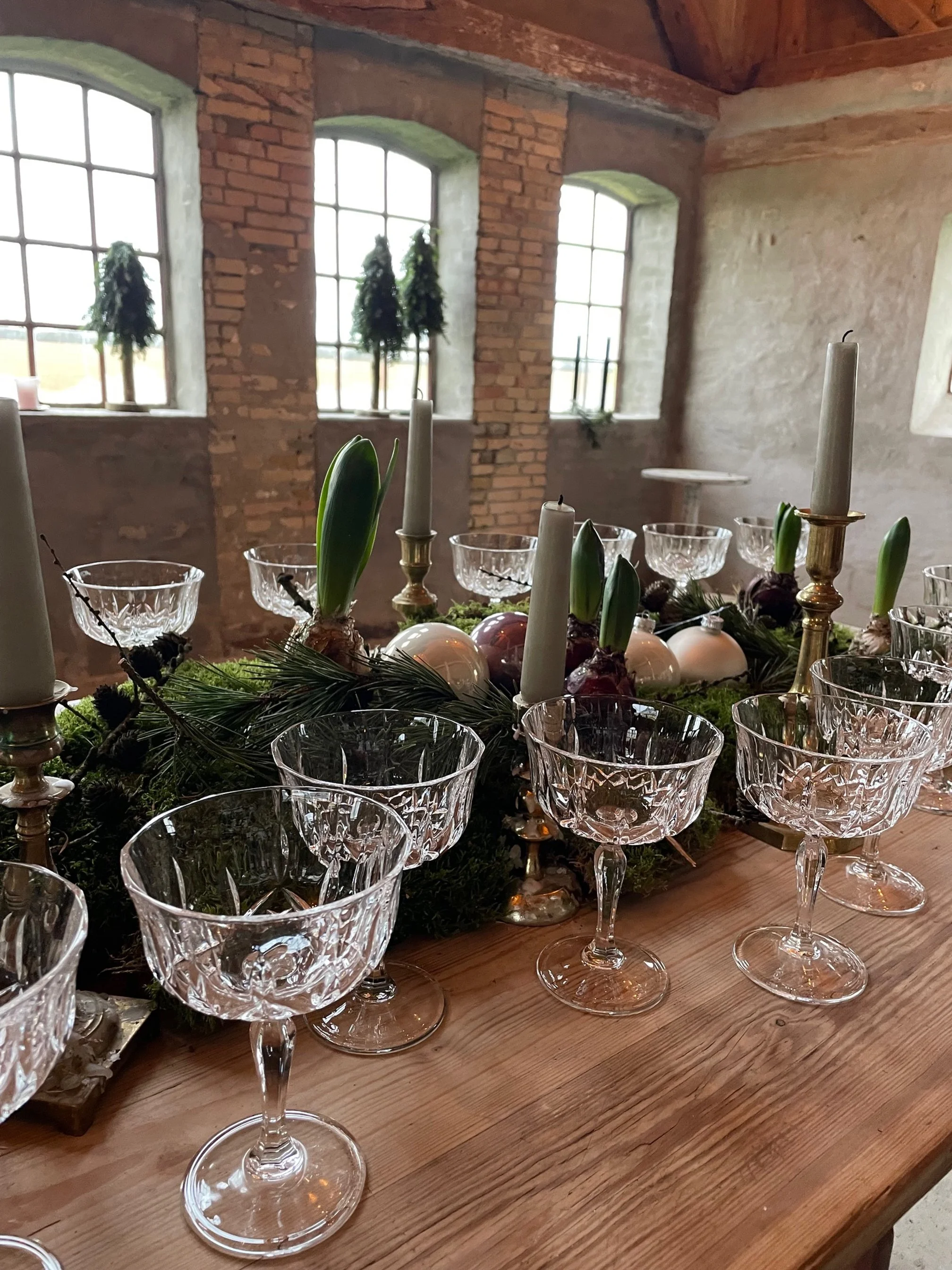 Pejsestalden på Bremsmaj Farmstay – rustikt festlokale på gård i Sydjylland med pejs, træbjælker og udsigt til marker nær Sønderborg og Aabenraa.