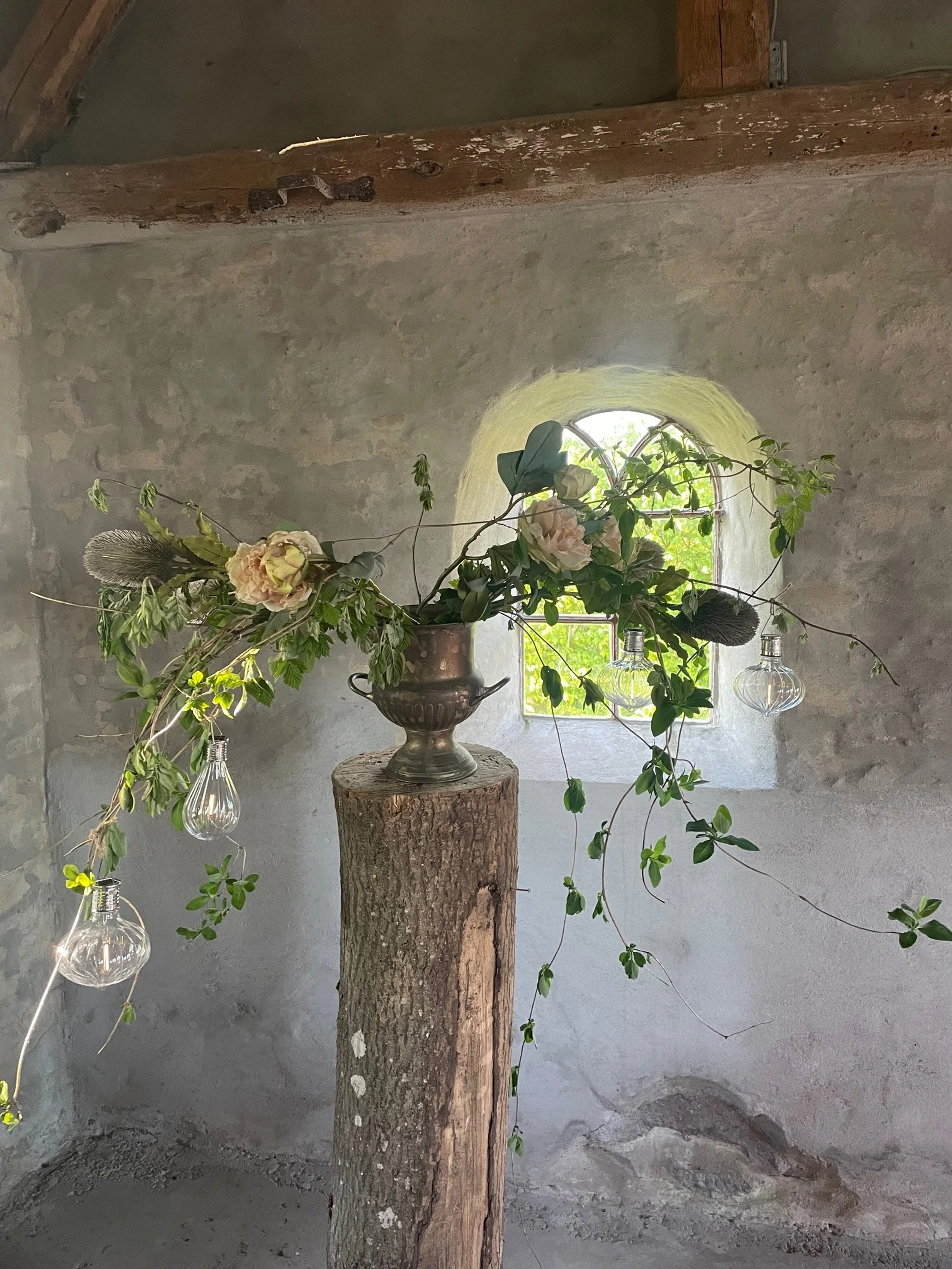 Fest i Pejsestalden på Bremsmaj Farmstay – historisk gård med naturskøn udsigt, perfekt til bryllupper og familiefester i Sønderjylland.