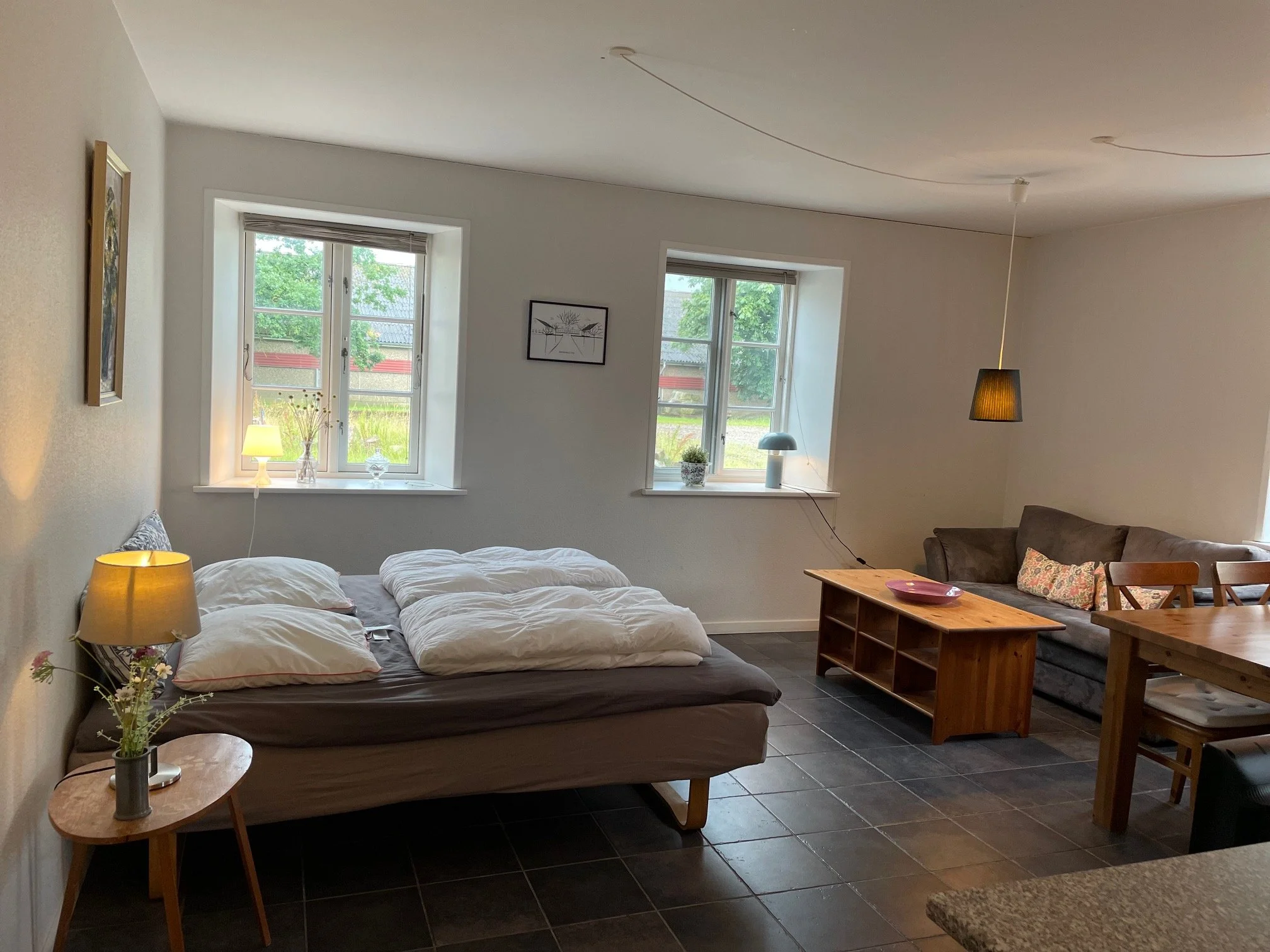 Morgenstemning på Bremsmaj Farmstay – nyd frisk kaffe i gårdhaven og udsigten til markerne under dit ophold i Sydjylland nær Sønderborg og Aabenraa.