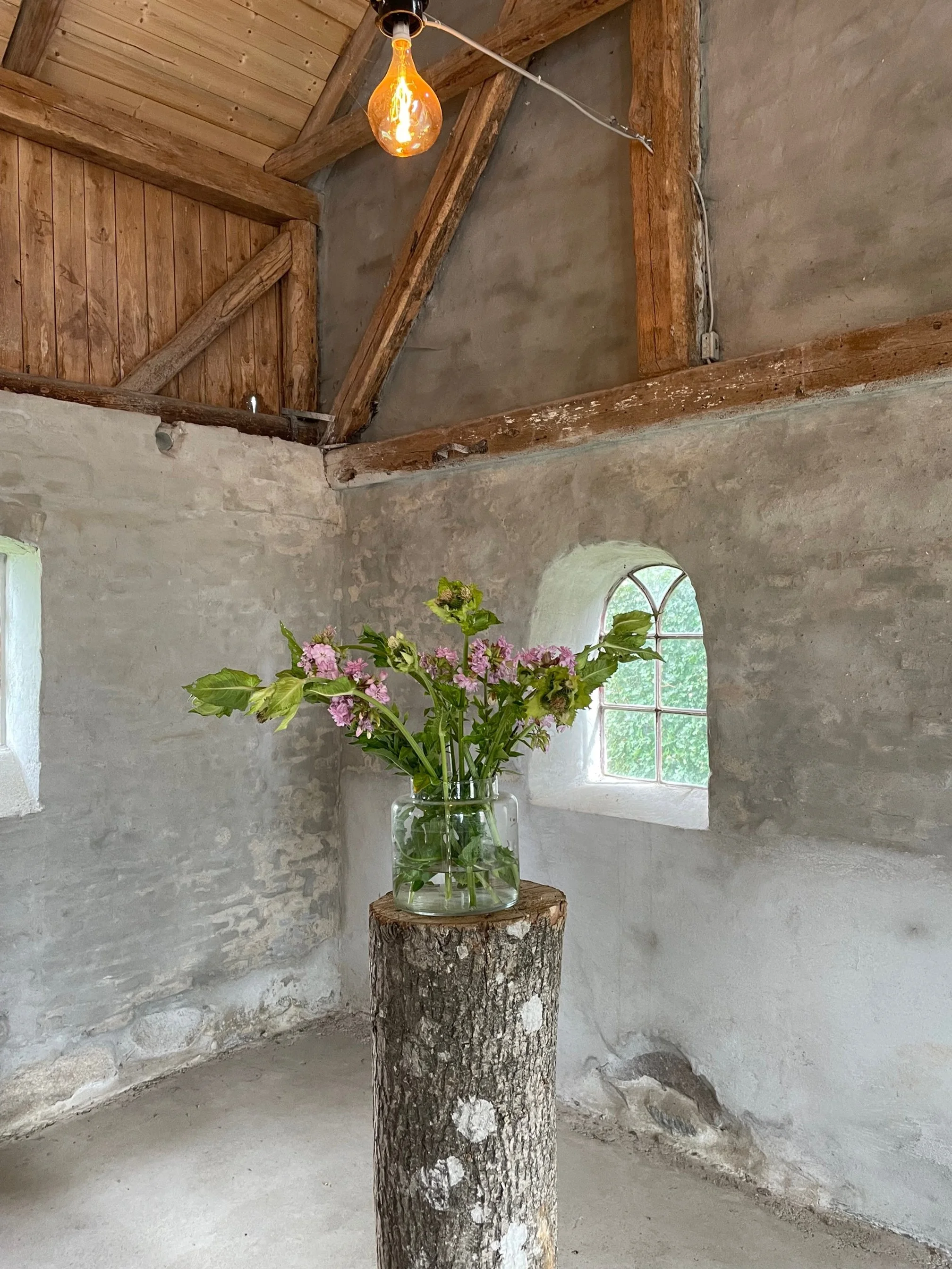 Landligt bryllup i Pejsestalden – rustikt lokale på Bremsmaj Farmstay omgivet af marker, skov og sydjysk natur.
