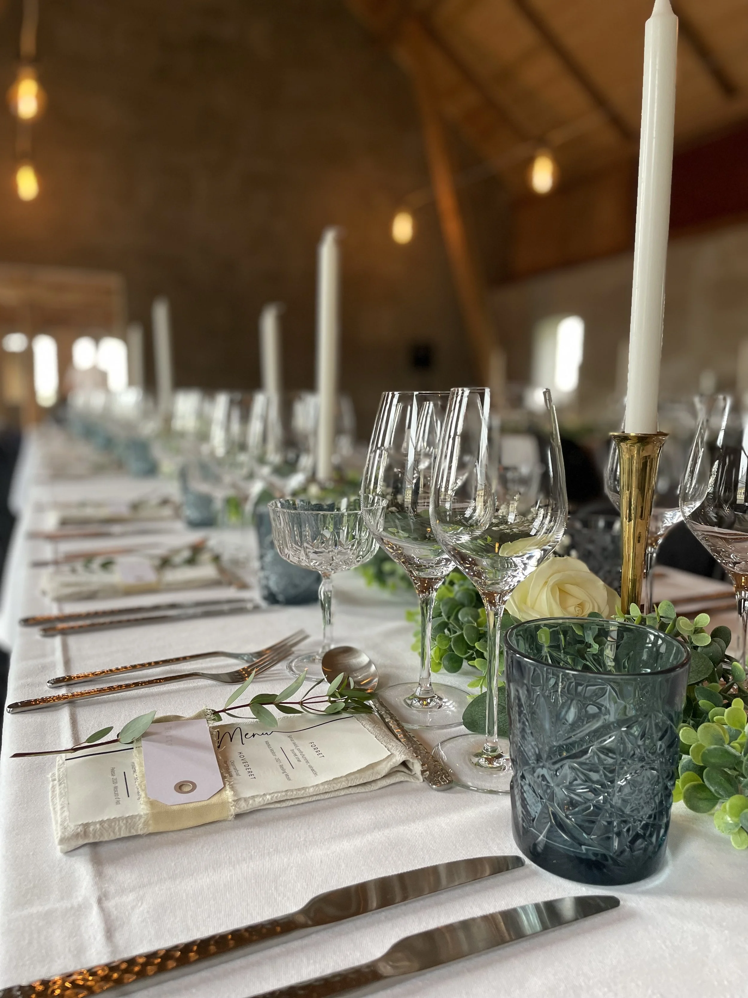 Eventlokale i Pejsestalden – autentisk festlokale med pejs og træbjælker på Bremsmaj Farmstay ved Aabenraa.