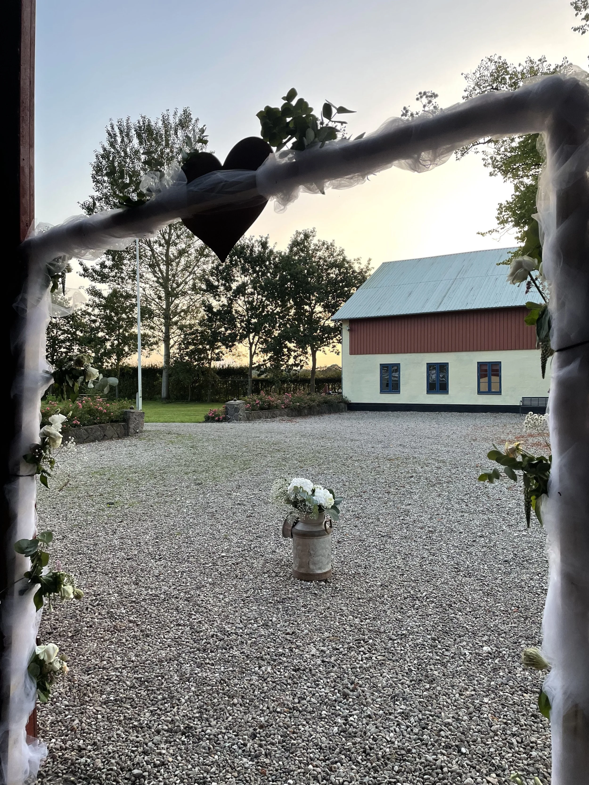 Landligt bryllup i Pejsestalden – rustikt lokale på Bremsmaj Farmstay omgivet af marker, skov og sydjysk natur.