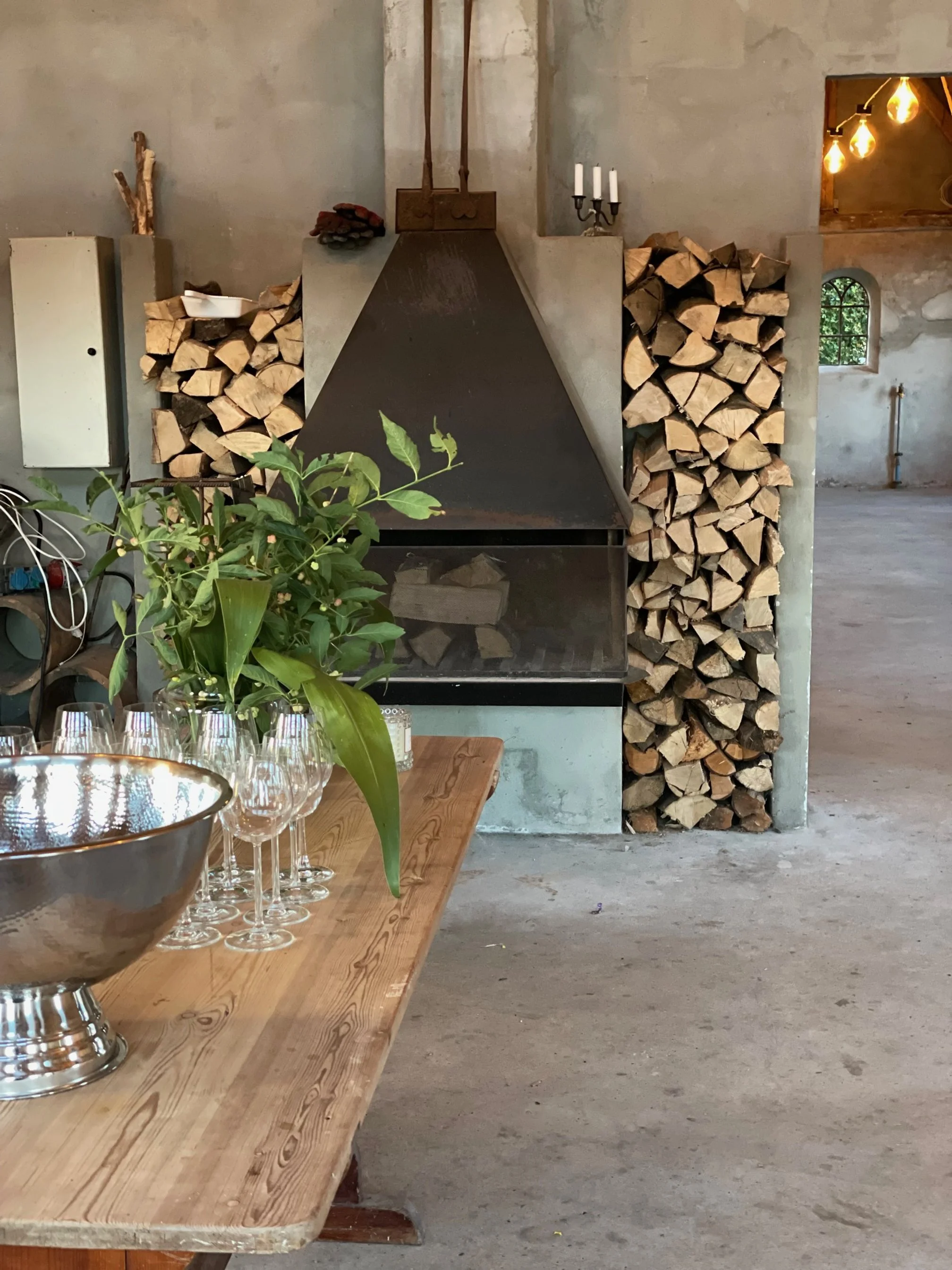 Pejsestalden på Bremsmaj Farmstay er et stemningsfuldt festlokale i Sydjylland nær Sønderborg og Aabenraa. Med pejs, synlige bjælker og udsigt til naturen er det ideelt til bryllupper, konfirmationer og fester. Fleksible rammer, lokal forankring og m