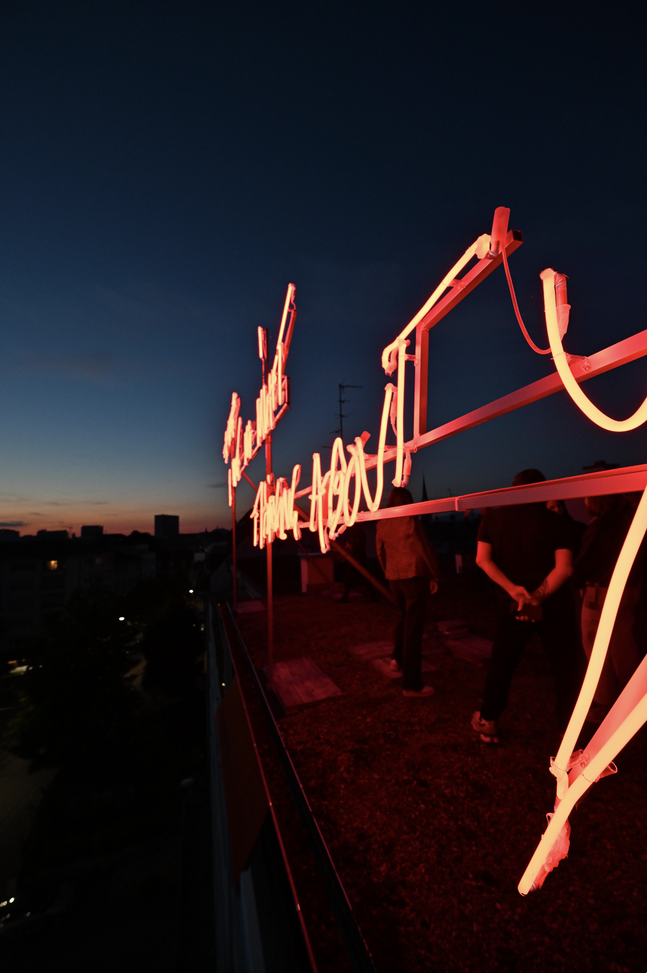 „I Drove All Night – Thinking About You“, 2025 / Klybeckstrasse, Basel / Neon, Glas / 4 × 10 m