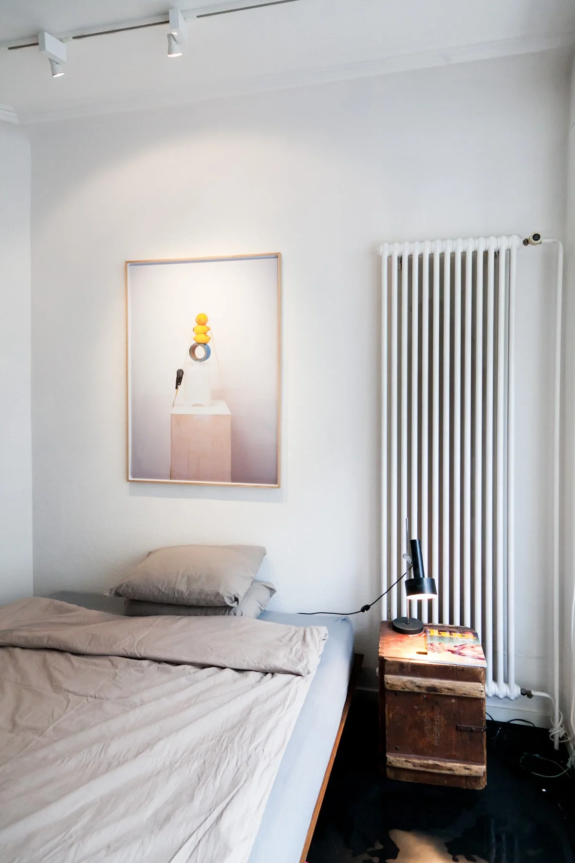 Ausstellung: Neues / Galerie Idea Fixa, Basel, 2015 / Bett, Lampe, Bild