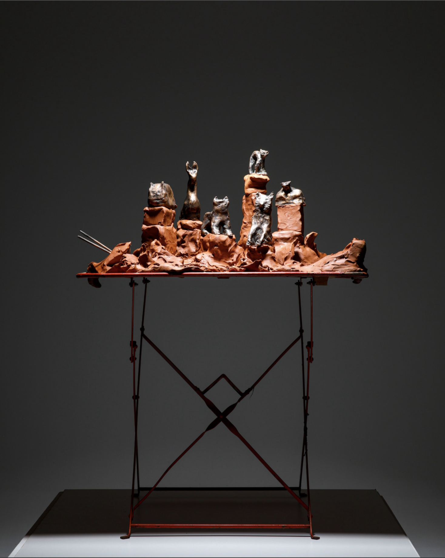 Büsi – A Not So Guilty Pleasure, 2025 / Lufttrocknender Ton, Bronze / 100 × 120 × 50 cm