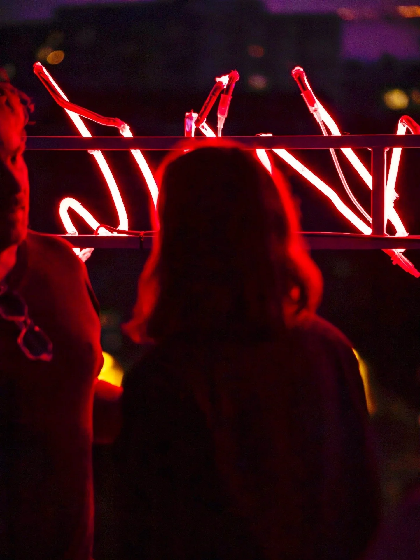„I Drove All Night – Thinking About You“, 2025 / Klybeckstrasse, Basel / Neon, Glas / 4 × 10 m