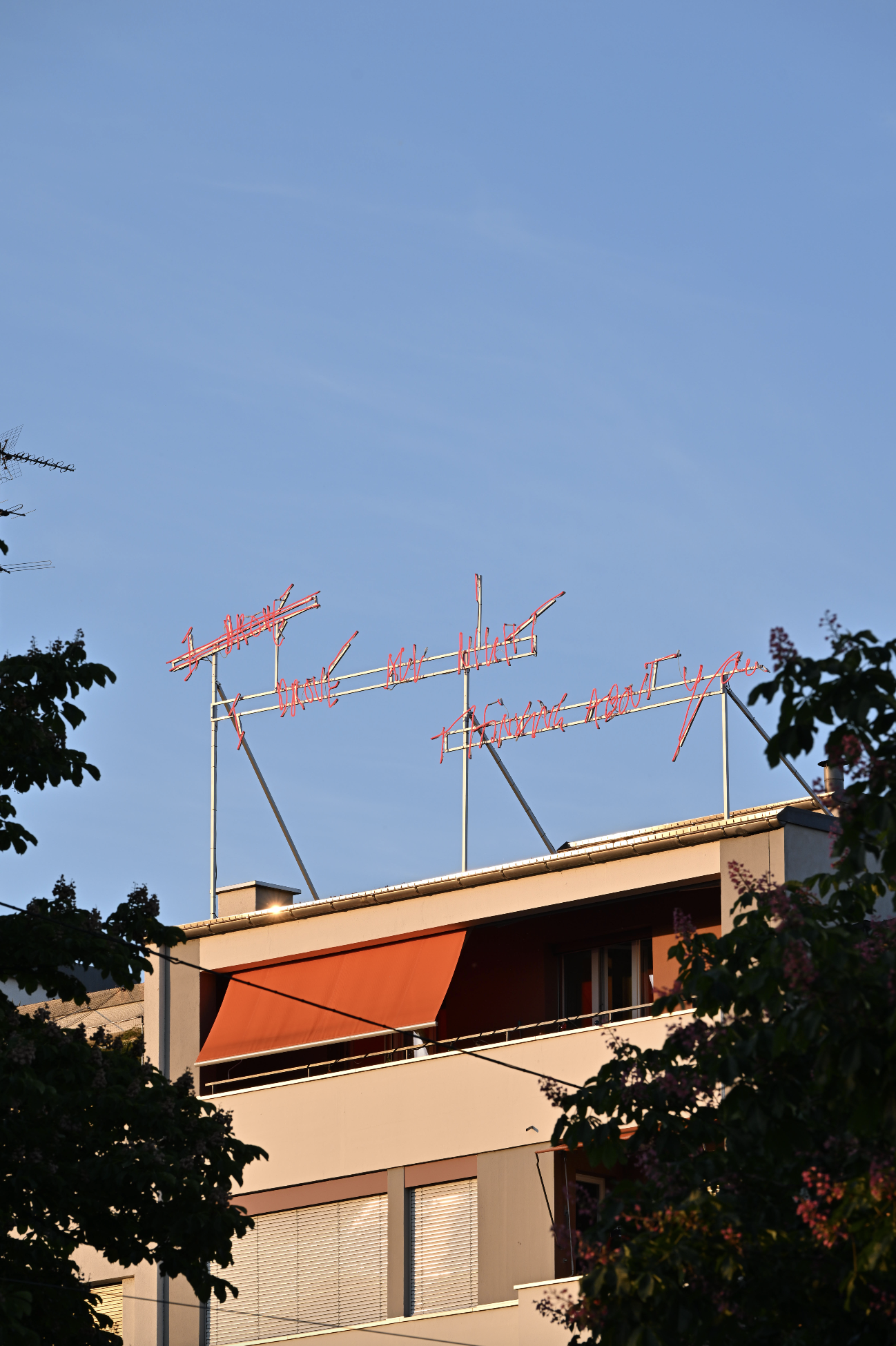 „I Drove All Night – Thinking About You“, 2025 / Klybeckstrasse, Basel / Neon, Glas / 4 × 10 m