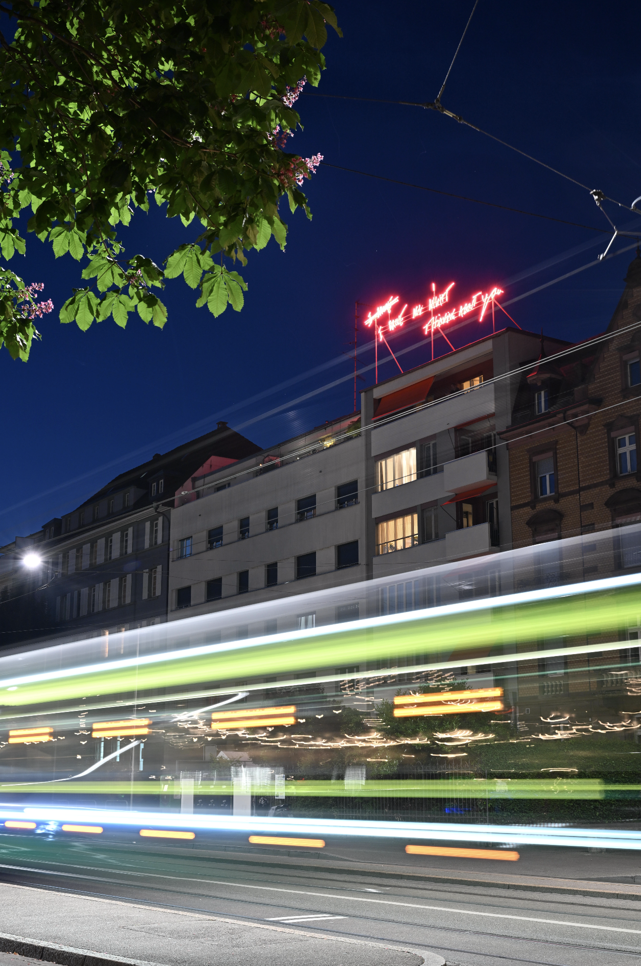 „I Drove All Night – Thinking About You“, 2025 / Klybeckstrasse, Basel / Neon, Glas / 4 × 10 m