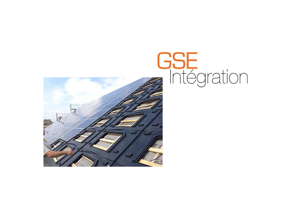 Construction worker installing solar panels on a building roof with the logo 'GSE Intégration' in the top right corner.