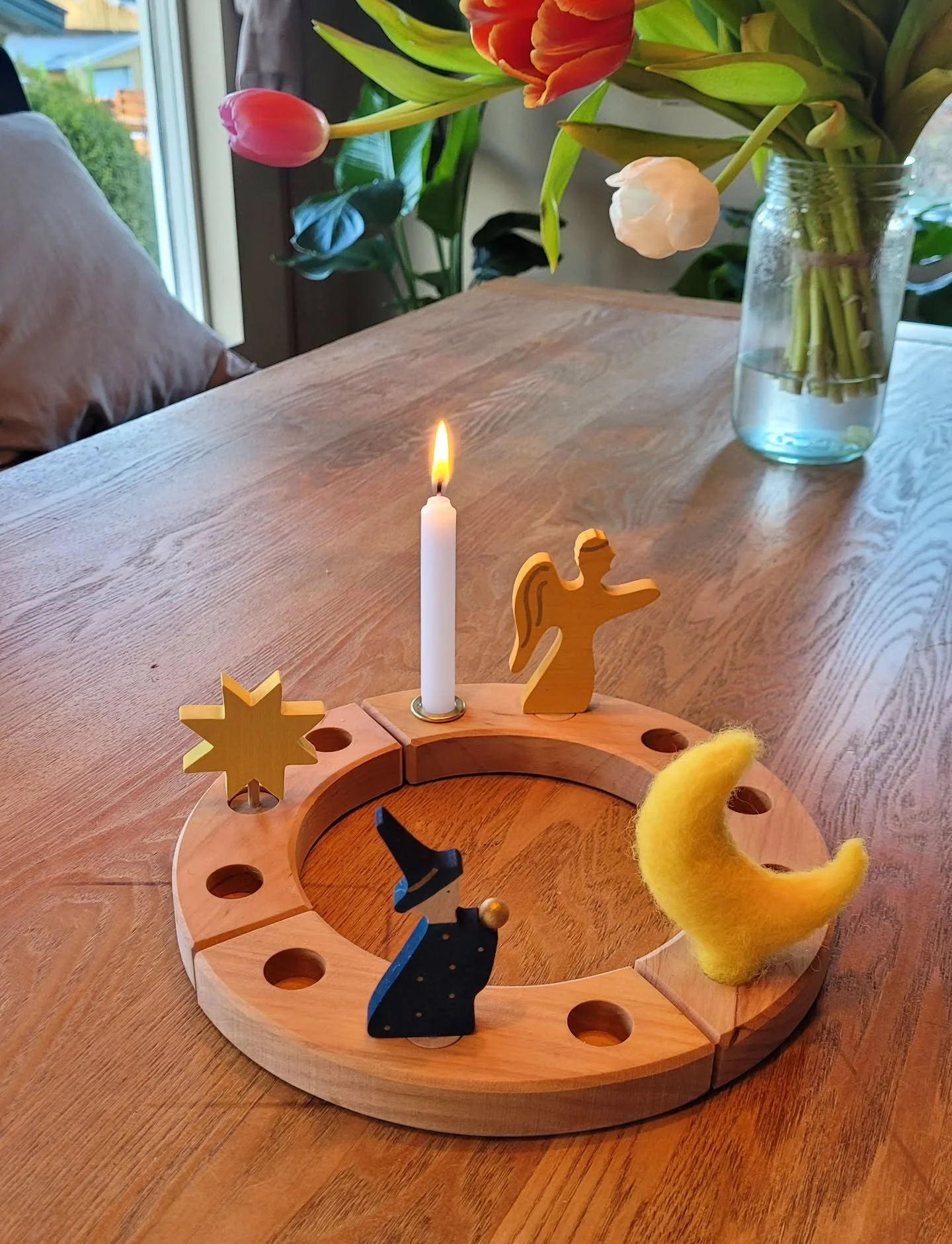 Vi har bursdagsringen p&aring; bordet hver dag - og lar den forandre seg med &aring;rstidene og feiringene v&aring;re

&Aring; tenne lyset blir et lite ritualet f&oslash;r hvert m&aring;ltid

Noe fast som kjennes trygt for store og sm&aring;

og som 