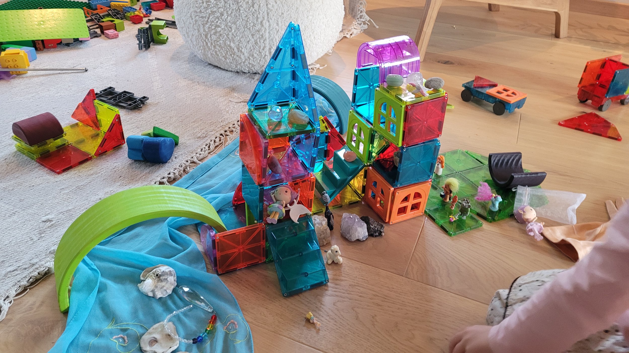 Hva er en lekeinvitasjon? Slik lager du små verdener for barn (small world play)