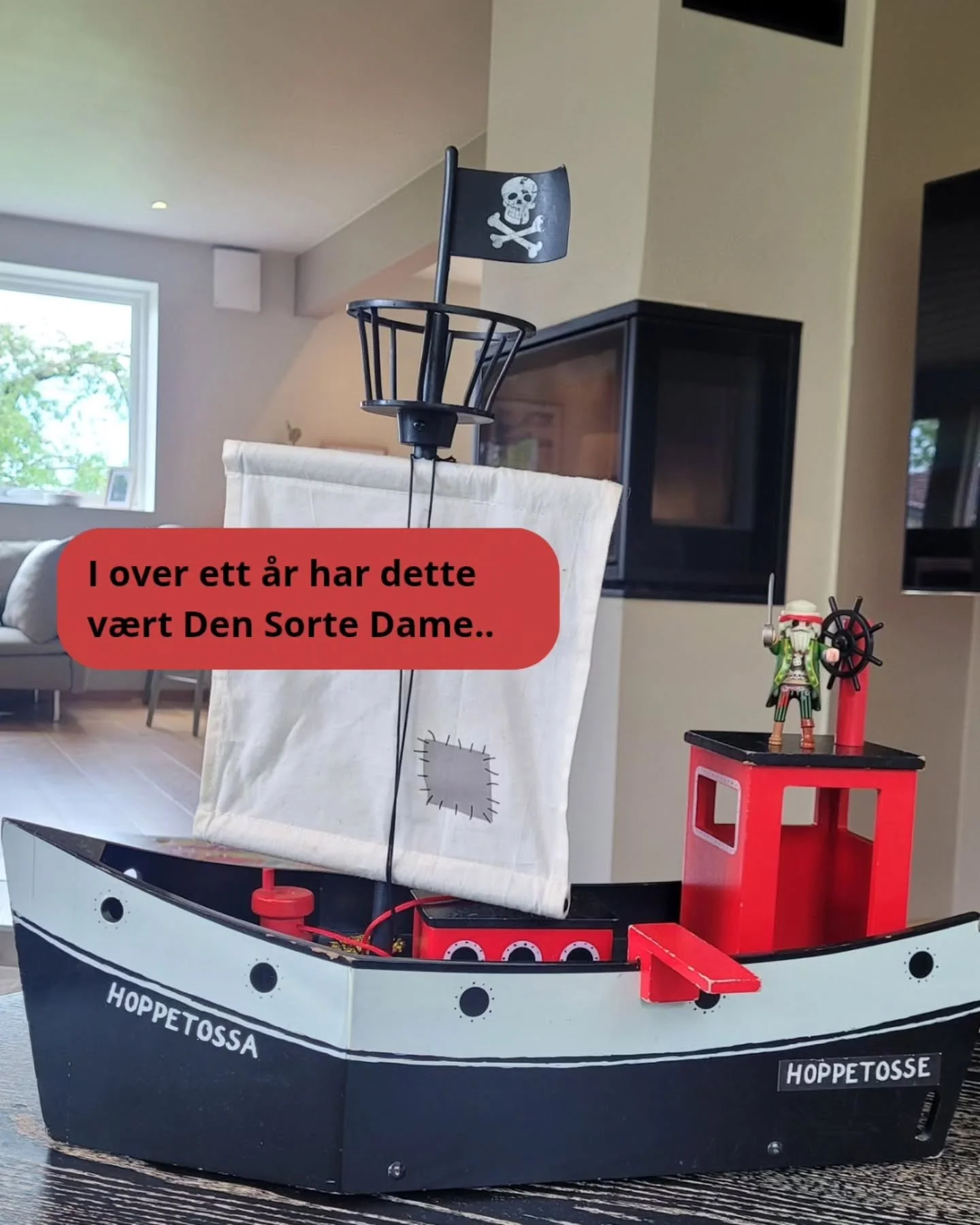 Altfor ofte &oslash;delegger vi voksne leken for tidlig. 
Med et h&oslash;yt tempo. 

Og forventinger til hvordan ting skal se ut. 

Barn trenger ofte ikke mer for &aring; leke bedre. De trenger tid og rom til &aring; bruke det de allerede har. 

Og 