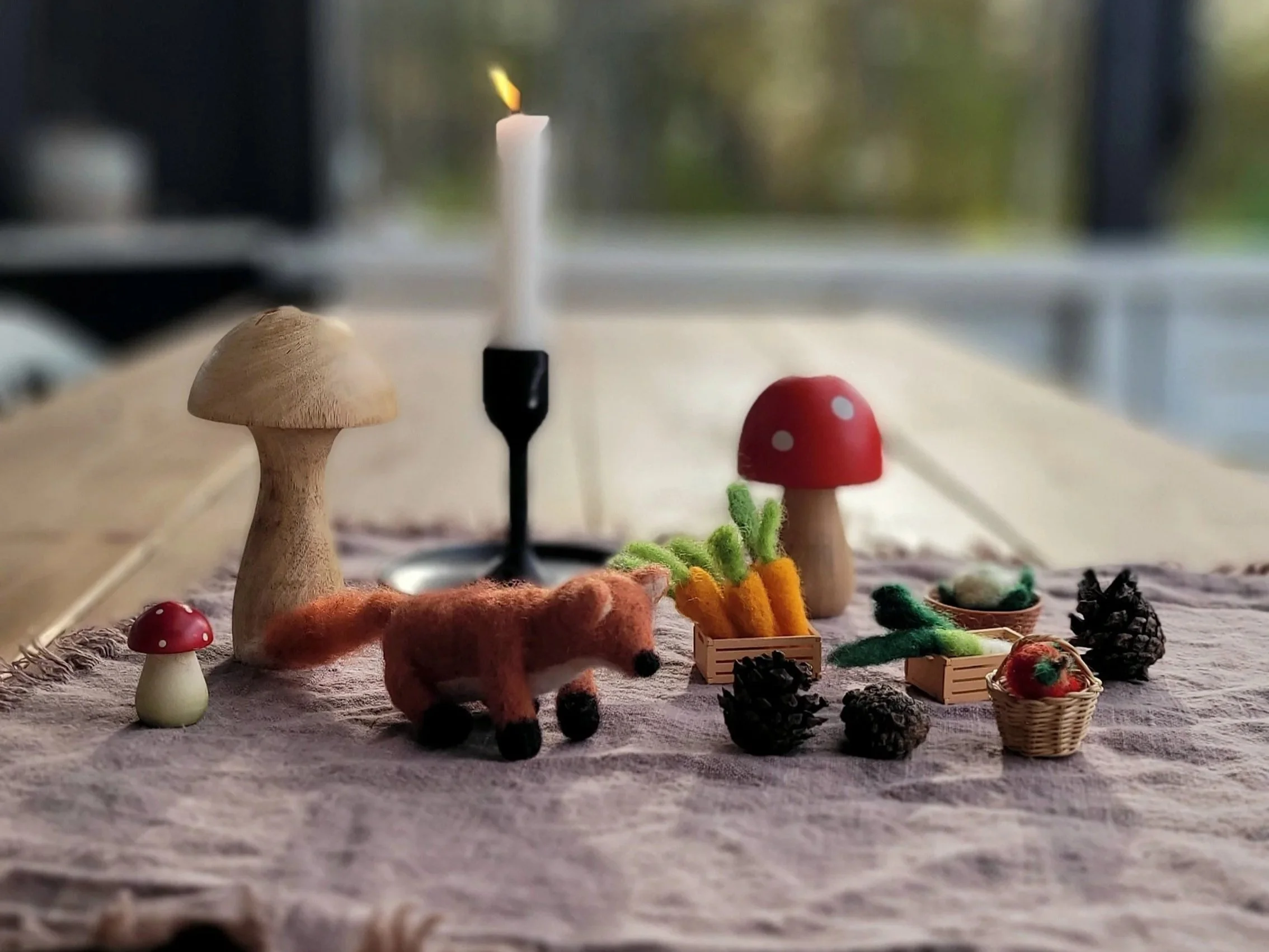 høstbord årstidsbord høst ullfigurer og levende lys fluesopp