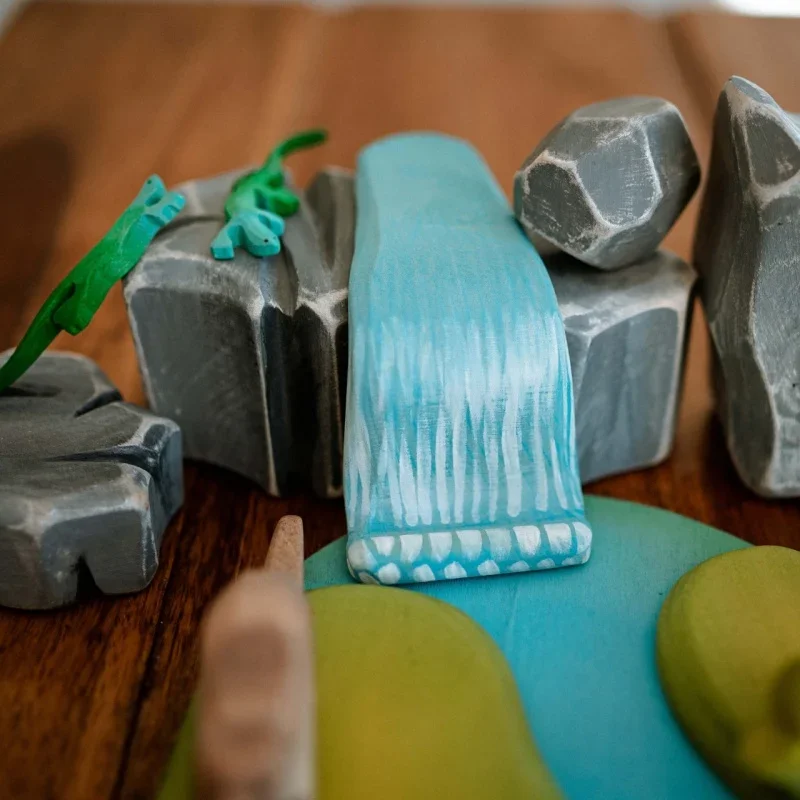 river rocks bumbu toys treleker med foss og salamander.webp