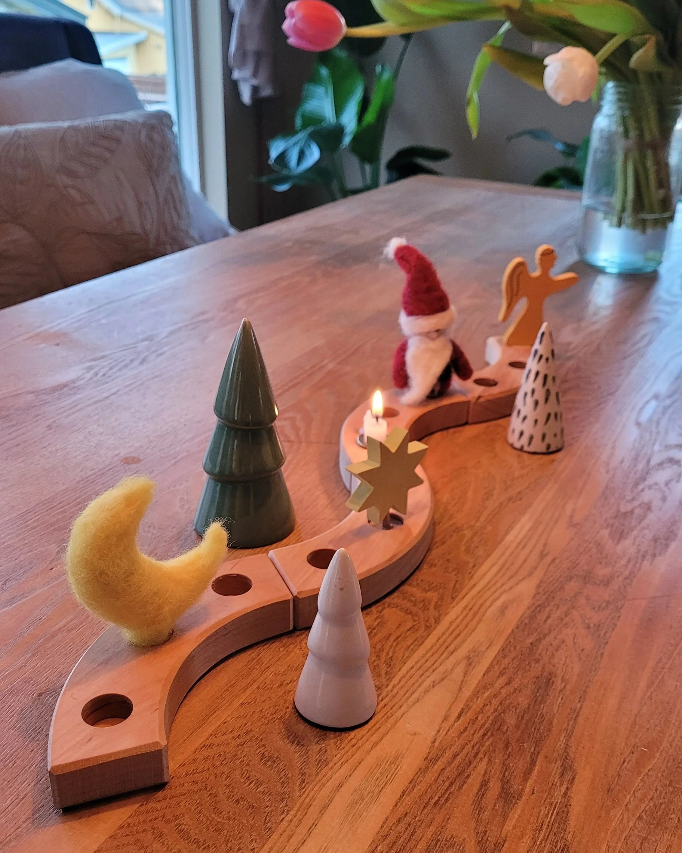 Celebration ring grimms julenisse med lys og små trær