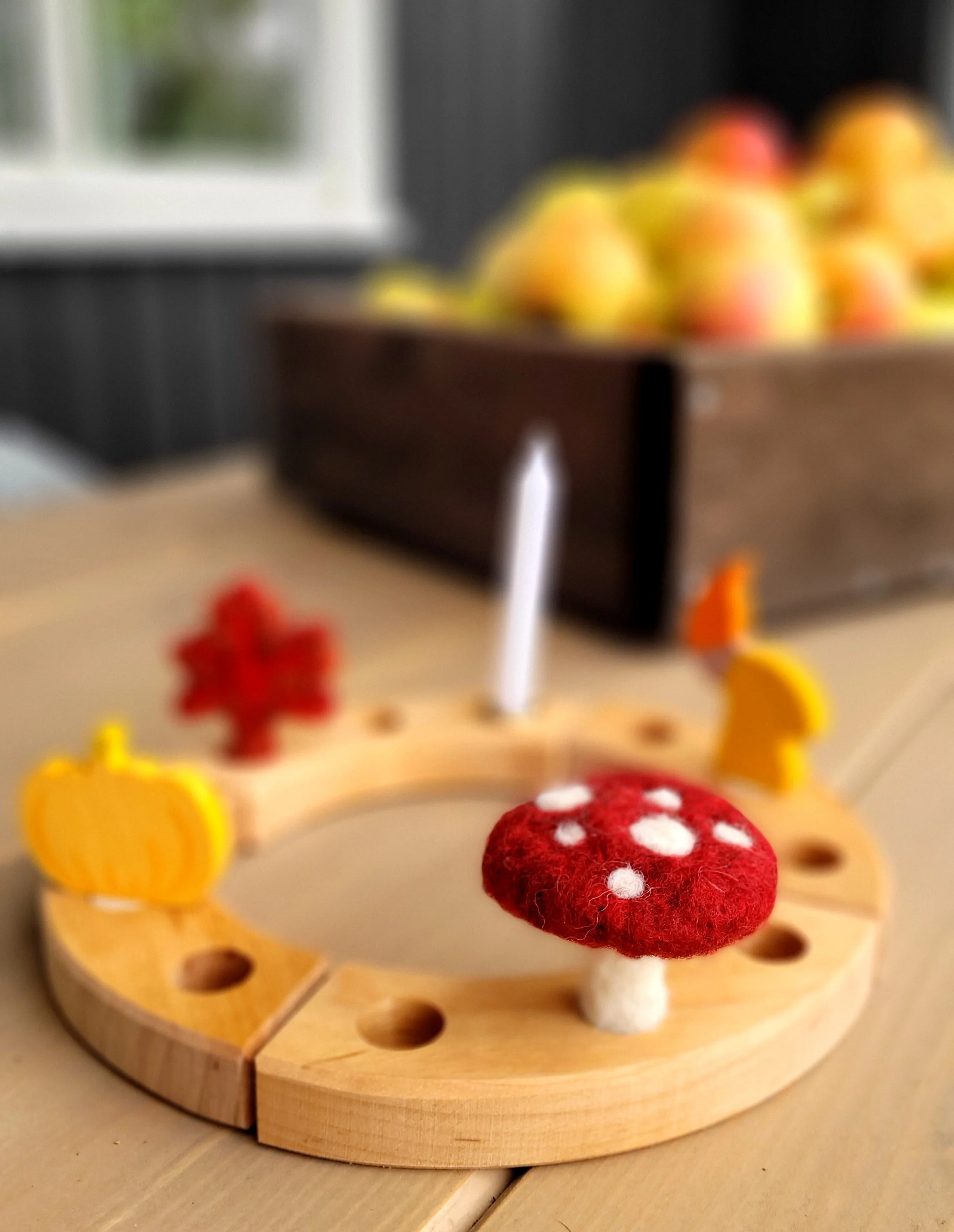 høstbord årstidsbord epler bursdagsring med fluesopp grimms