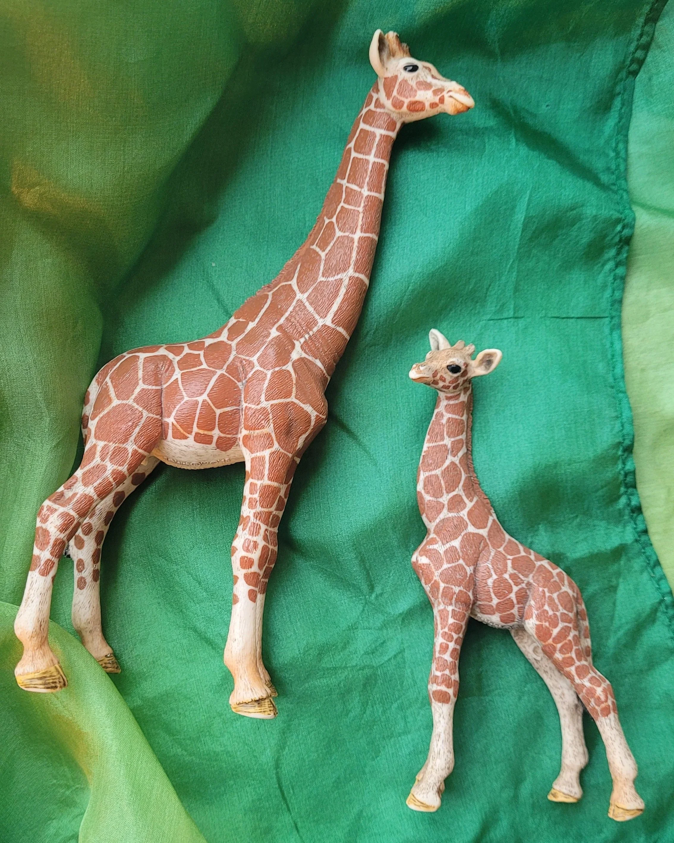 Sjiraffer fra schleich på grønn lekesilke playsilk
