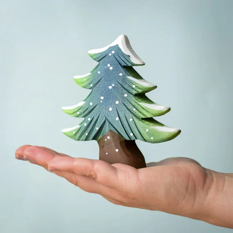 snowy fir tree small bumbu toys treleker i hånd.webp