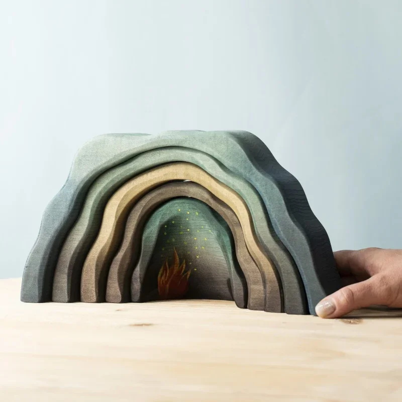 dragegrotte hule grott treleker bumbu toys med hånd.webp (Copy)