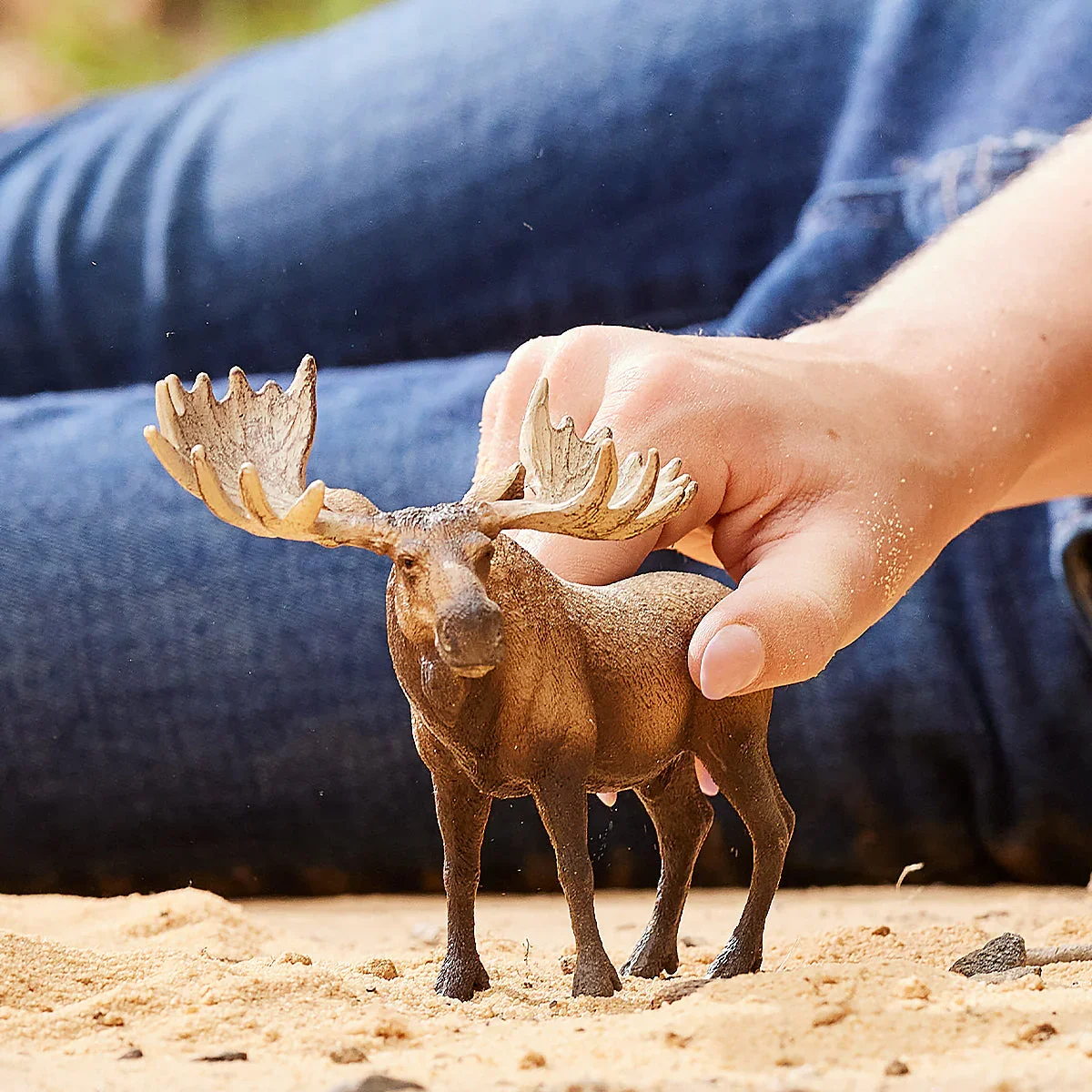 moose bull schleich in hand.webp