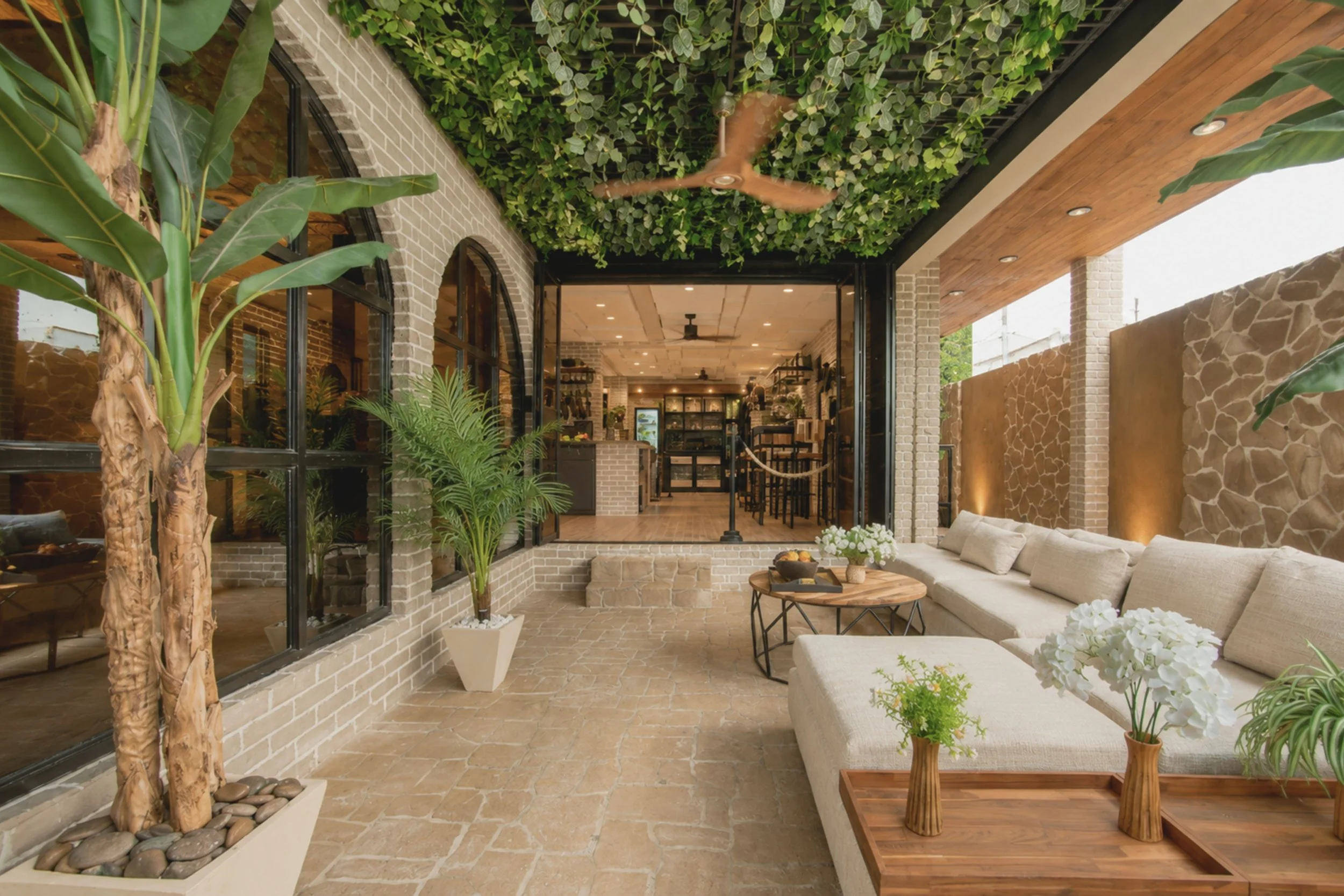  Private courtyard lounge