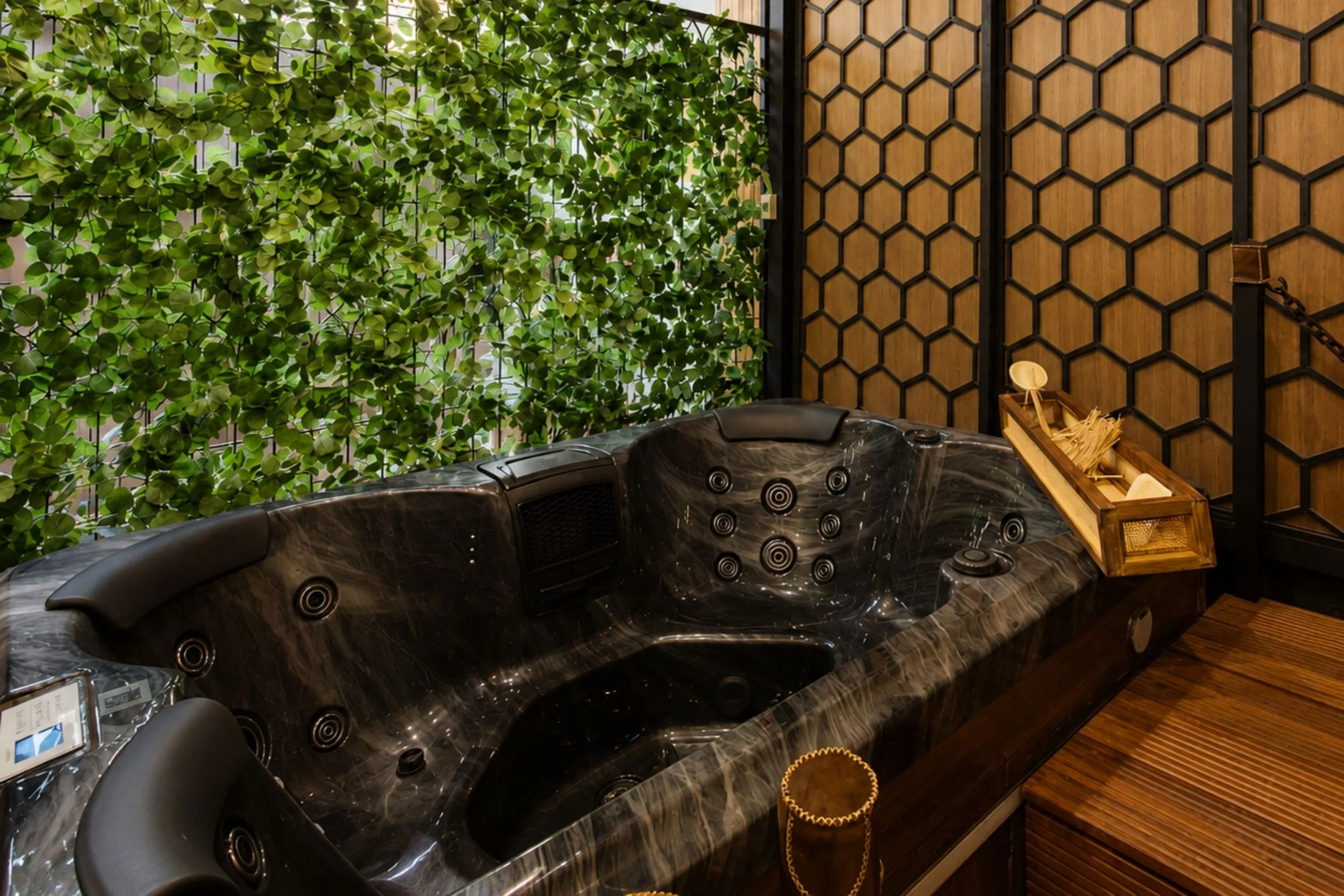 Outdoor Jacuzzi (Fits 5 People)