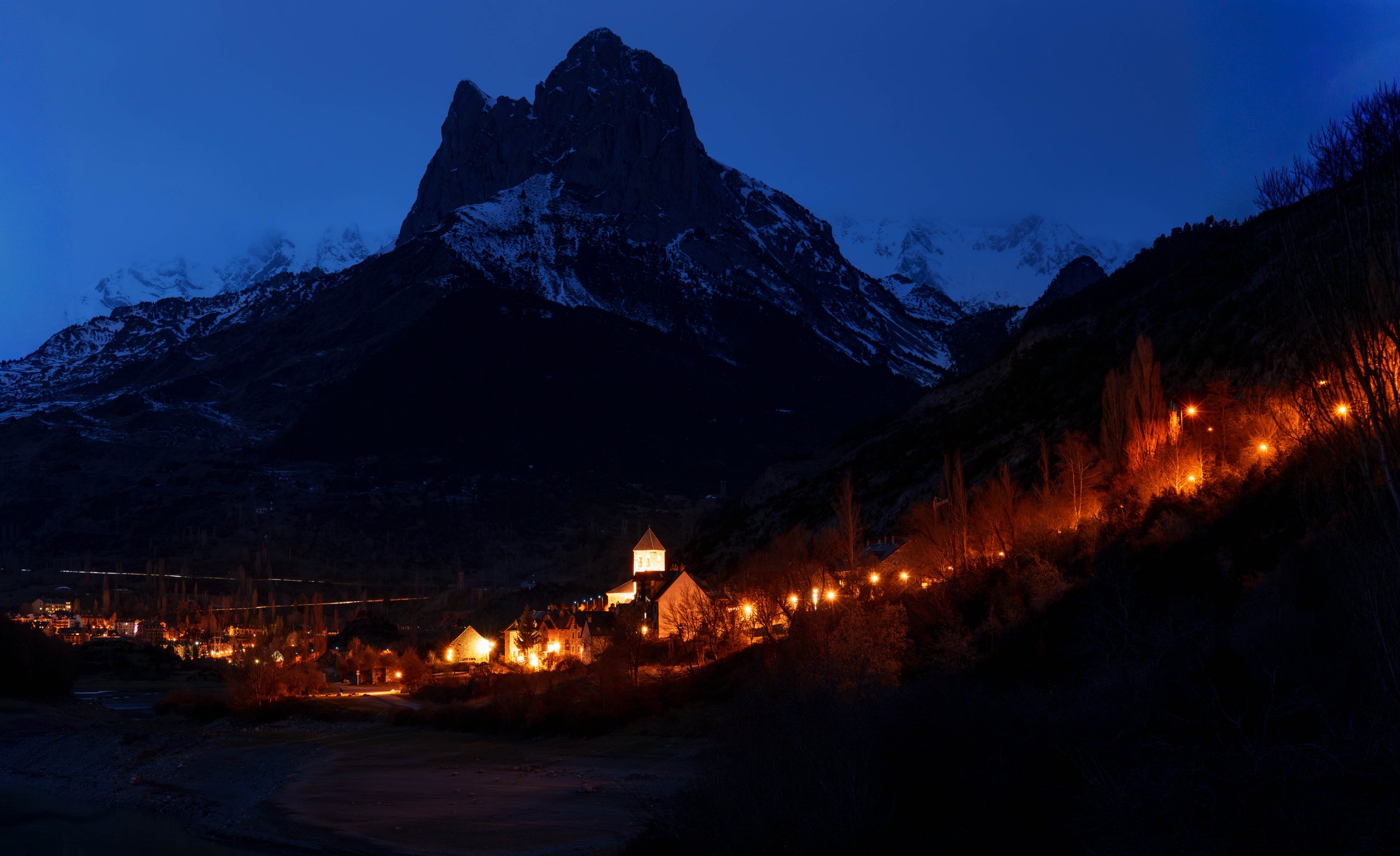 I like the blue/orange colour grading combo.  When the world  throws these out it always puts a smile on my face :)