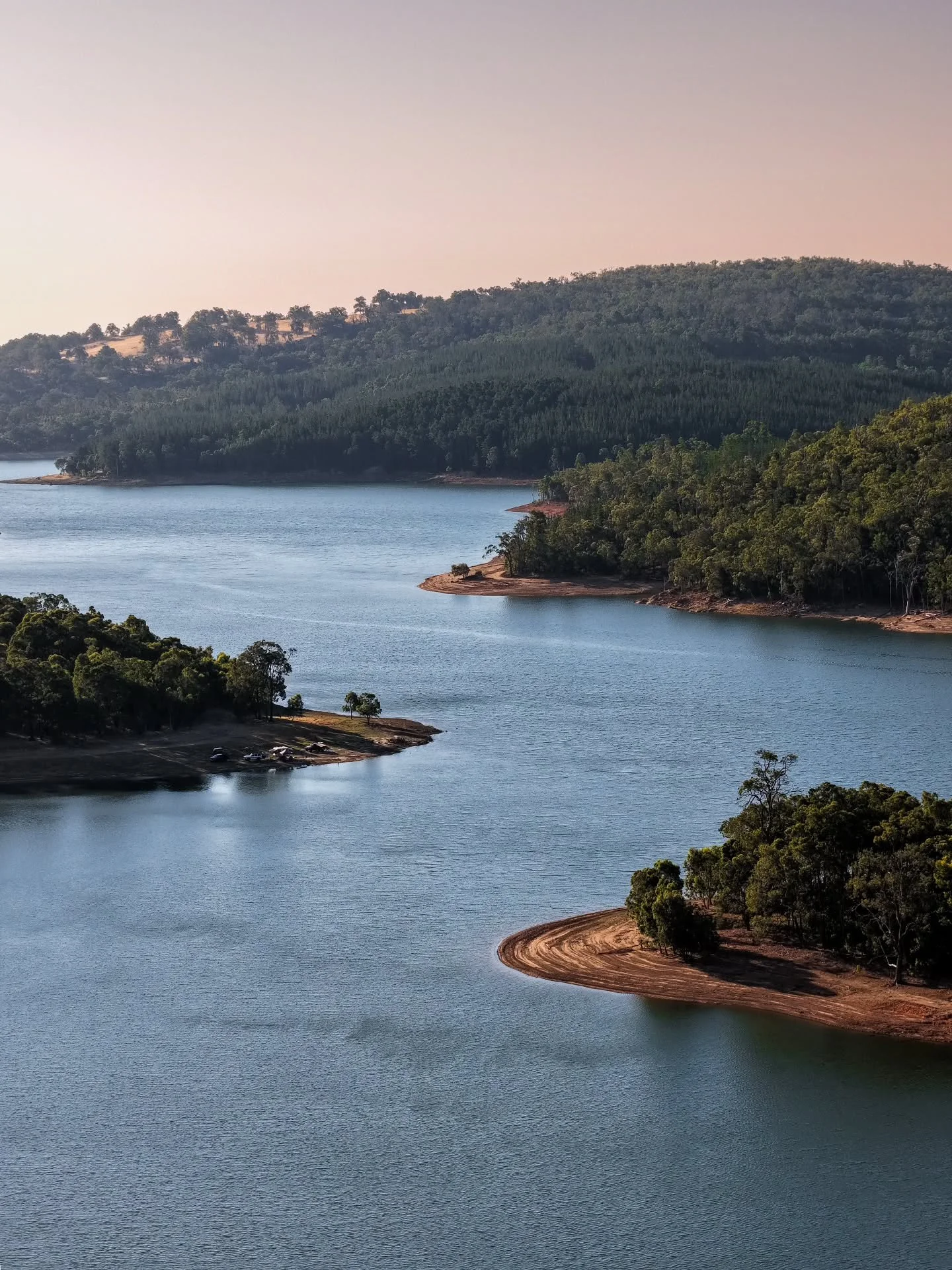 Last light finding its way through the bends.

#lostroads #westernaustralia #explorewa  #aussielandscapes #landscapephotography