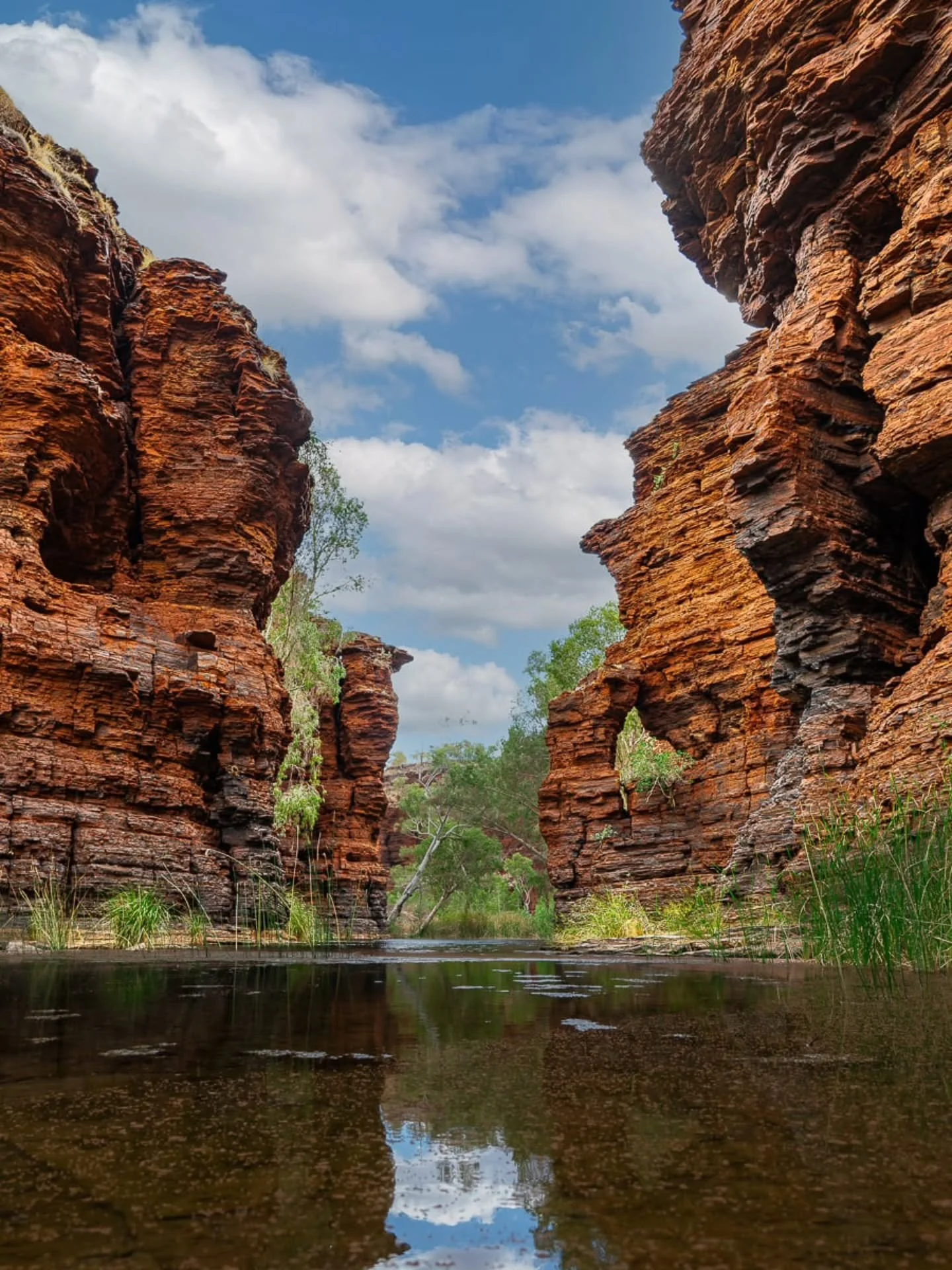 Between stone walls and stillness.

#lostroads 
#karijini 
#pilbara 
#outbackaustralia 
#landscapephotography