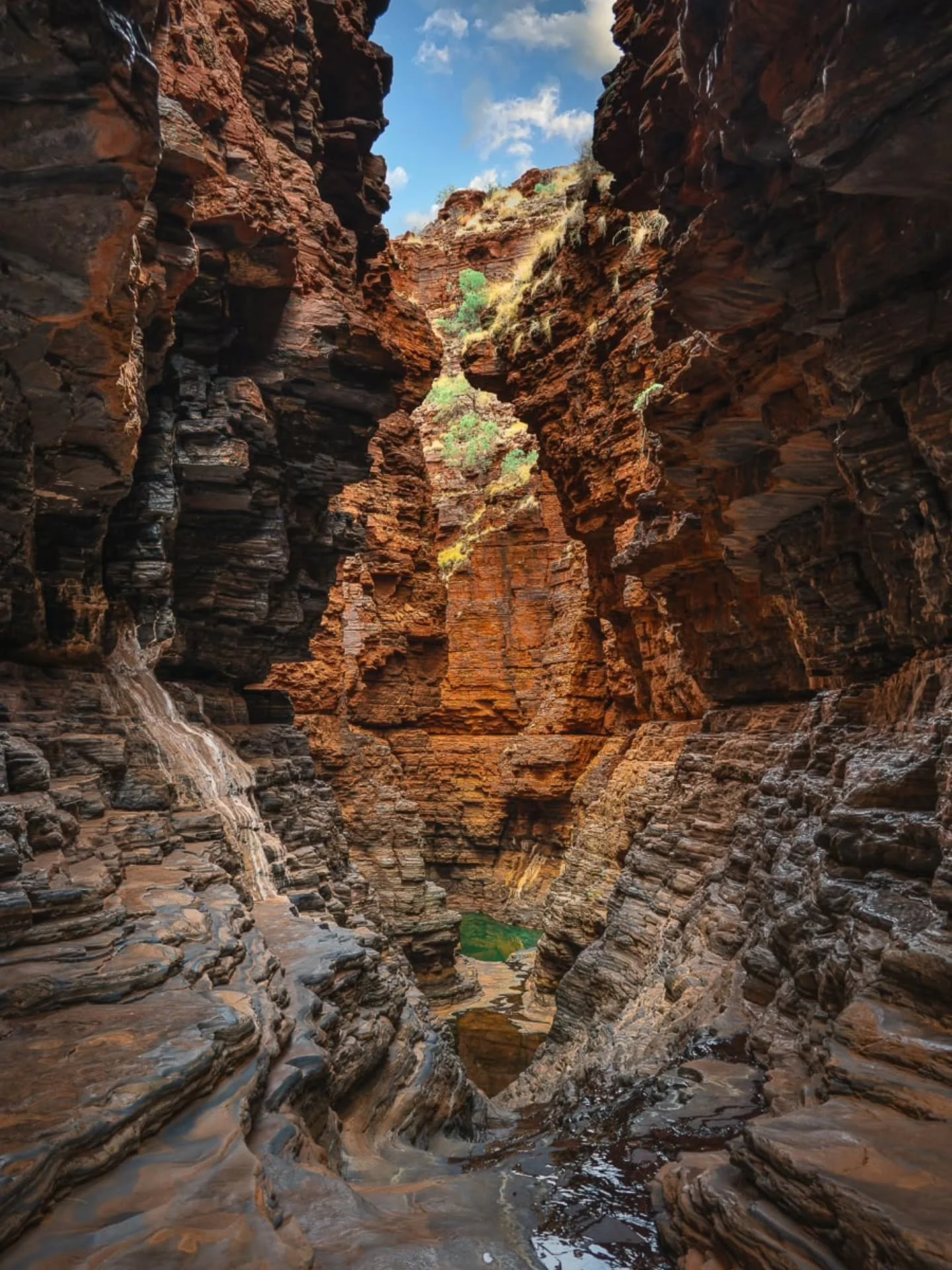 The deeper you go, the quieter it gets. 

#lostroads 
#karijini 
#pilbara 
#outbackaustralia 
#landscapephotography