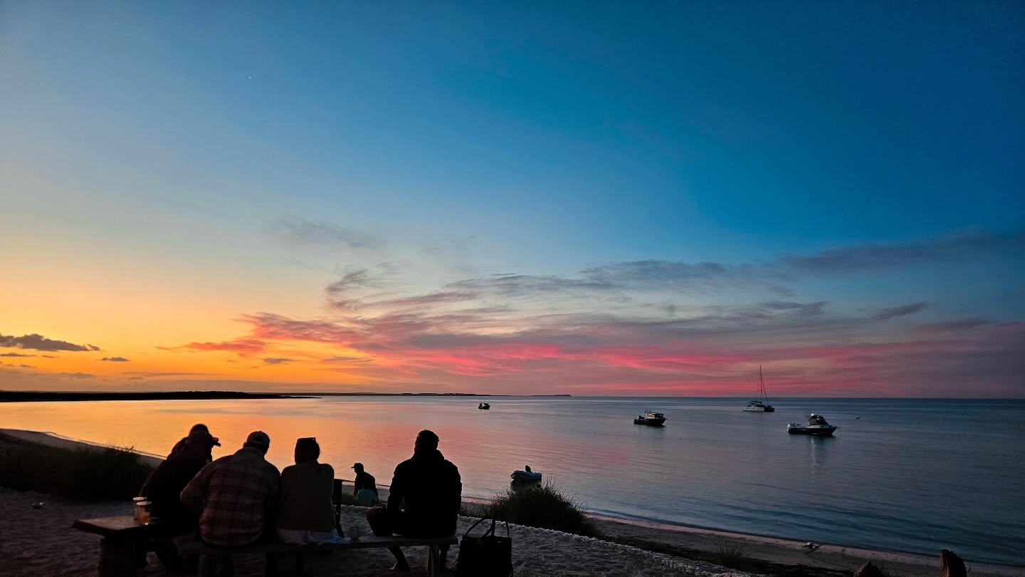 Last light at the Dirk Hartog Island Bar with a few Dirk and stormies 🌅🧉 

#lostroads 
#dirkhartogisland 
#SharkBay 
#australianlandscape 
#WesternAustralia