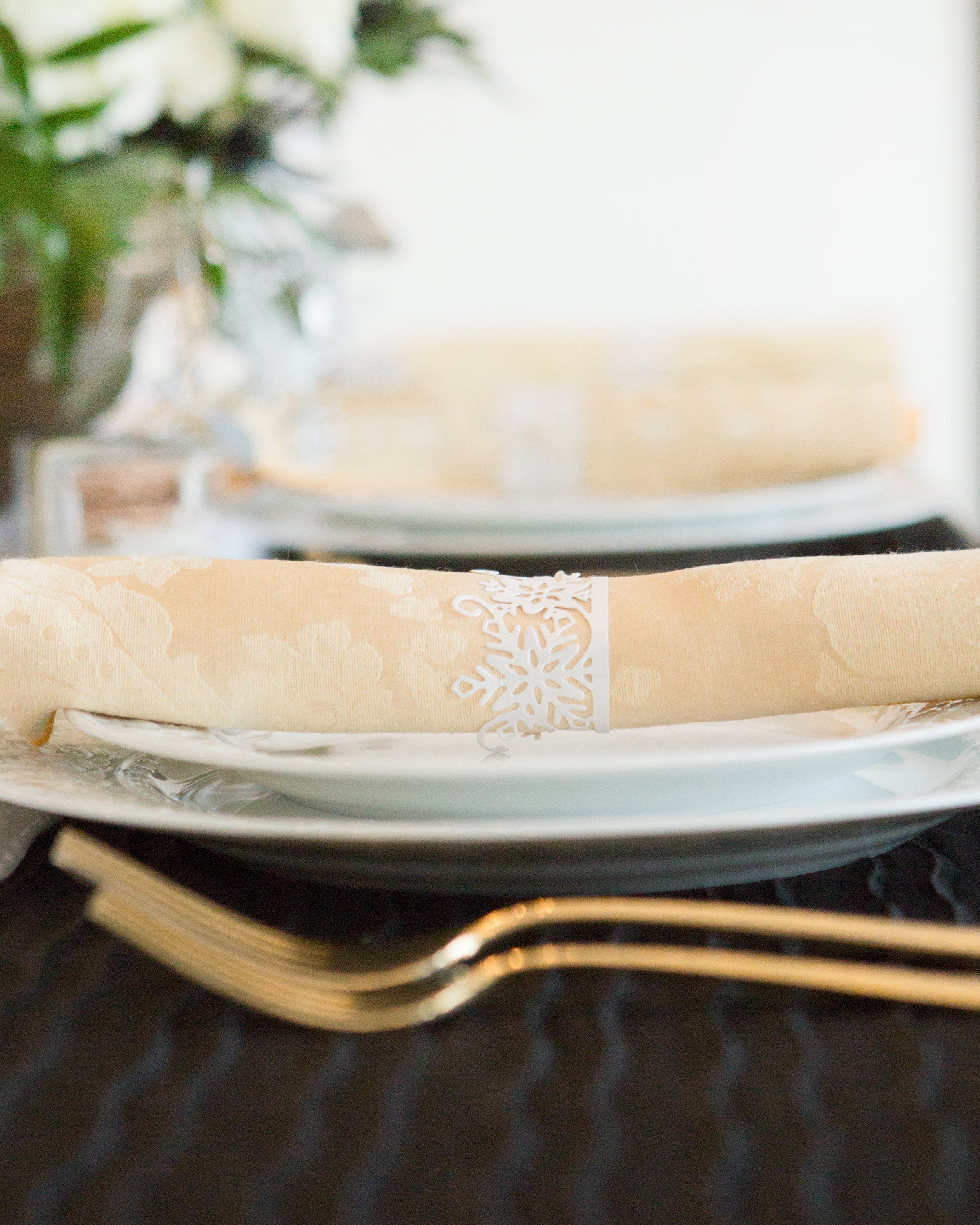 How to DIY a Stunning Winter Wonderland Tablescape
