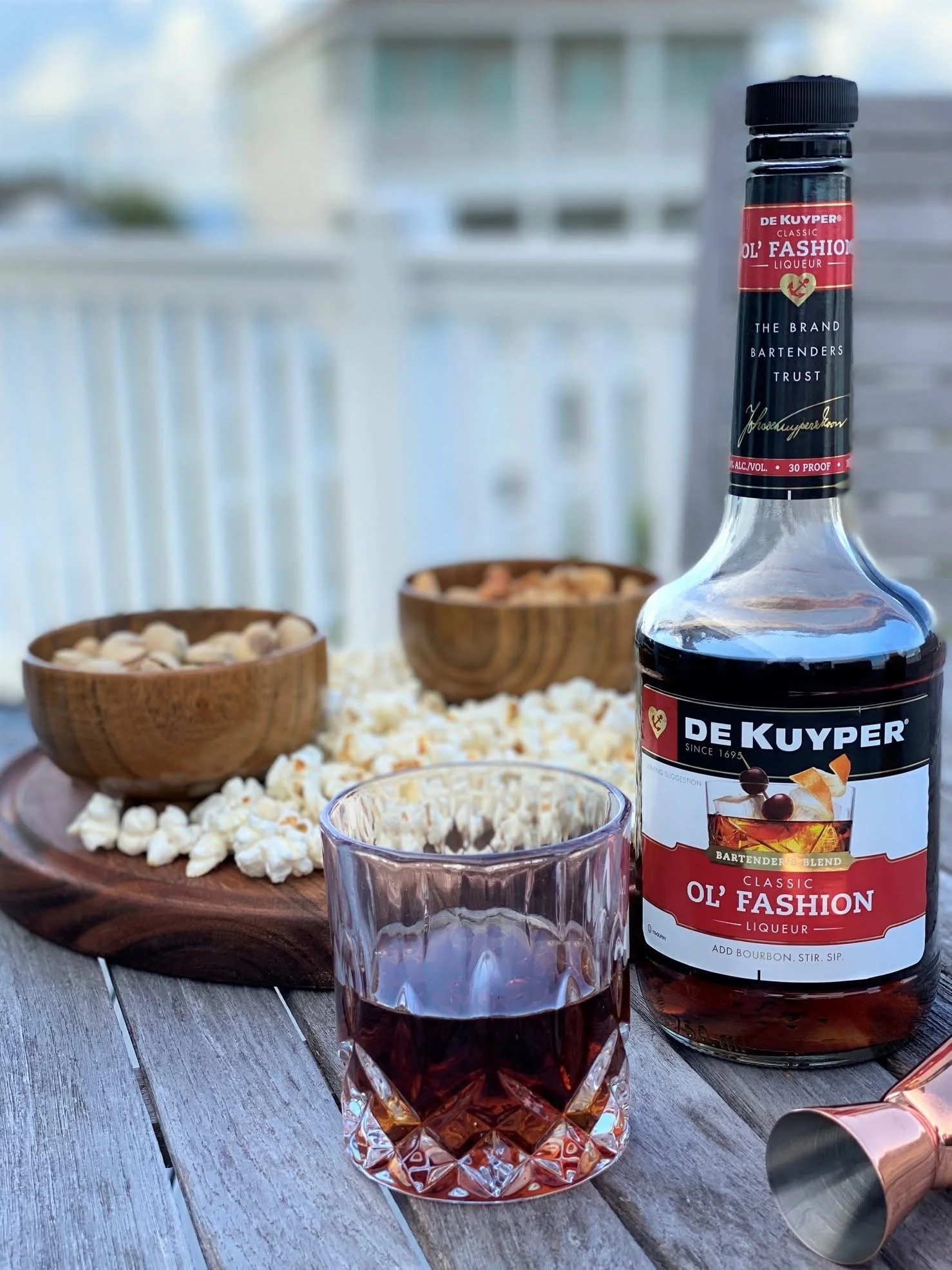 3 Festive Tips for Hosting a Holiday Happy Hour at Home