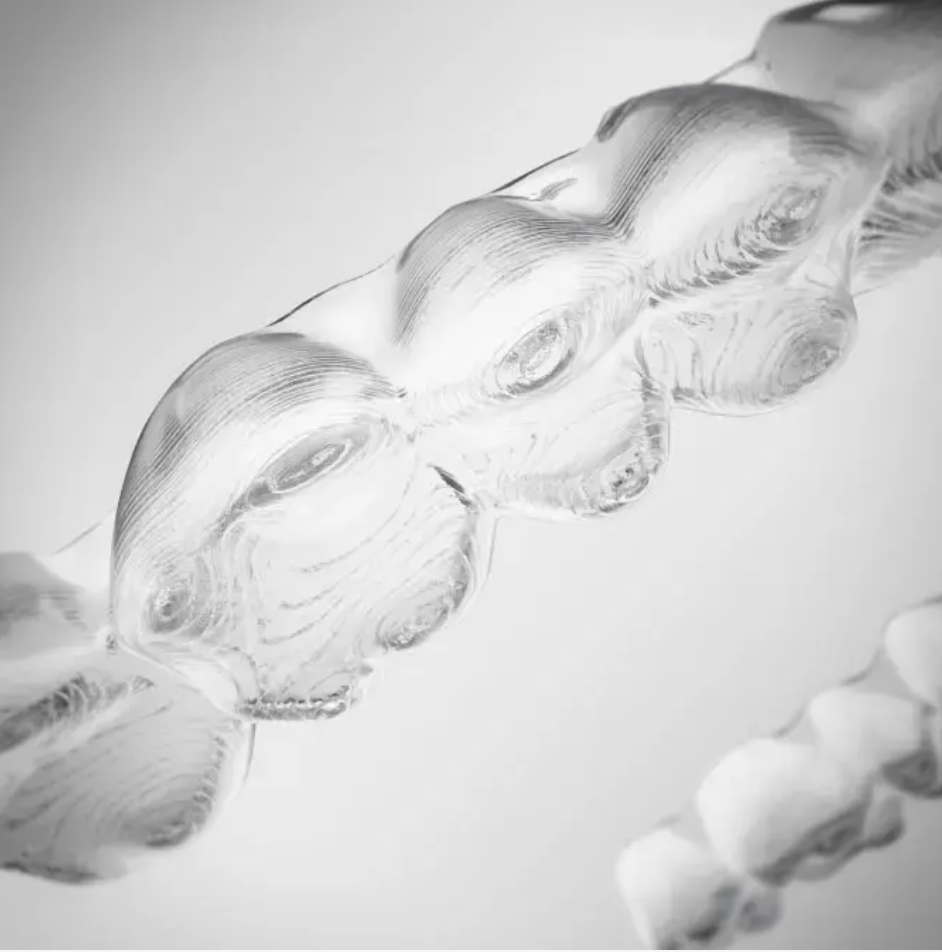 Invisalign per Adulti: il trattamento trasparente che allinea il sorriso senza rinunciare alla tua quotidianità