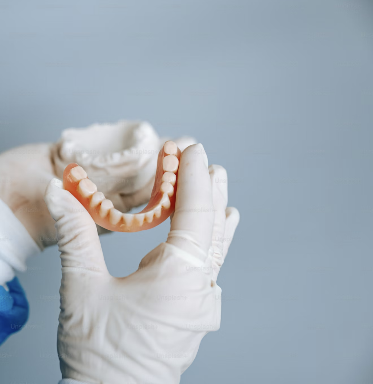 Protesi Fissa o Mobile: Sostituire i Denti e Ritrovare Funzione e Sorriso