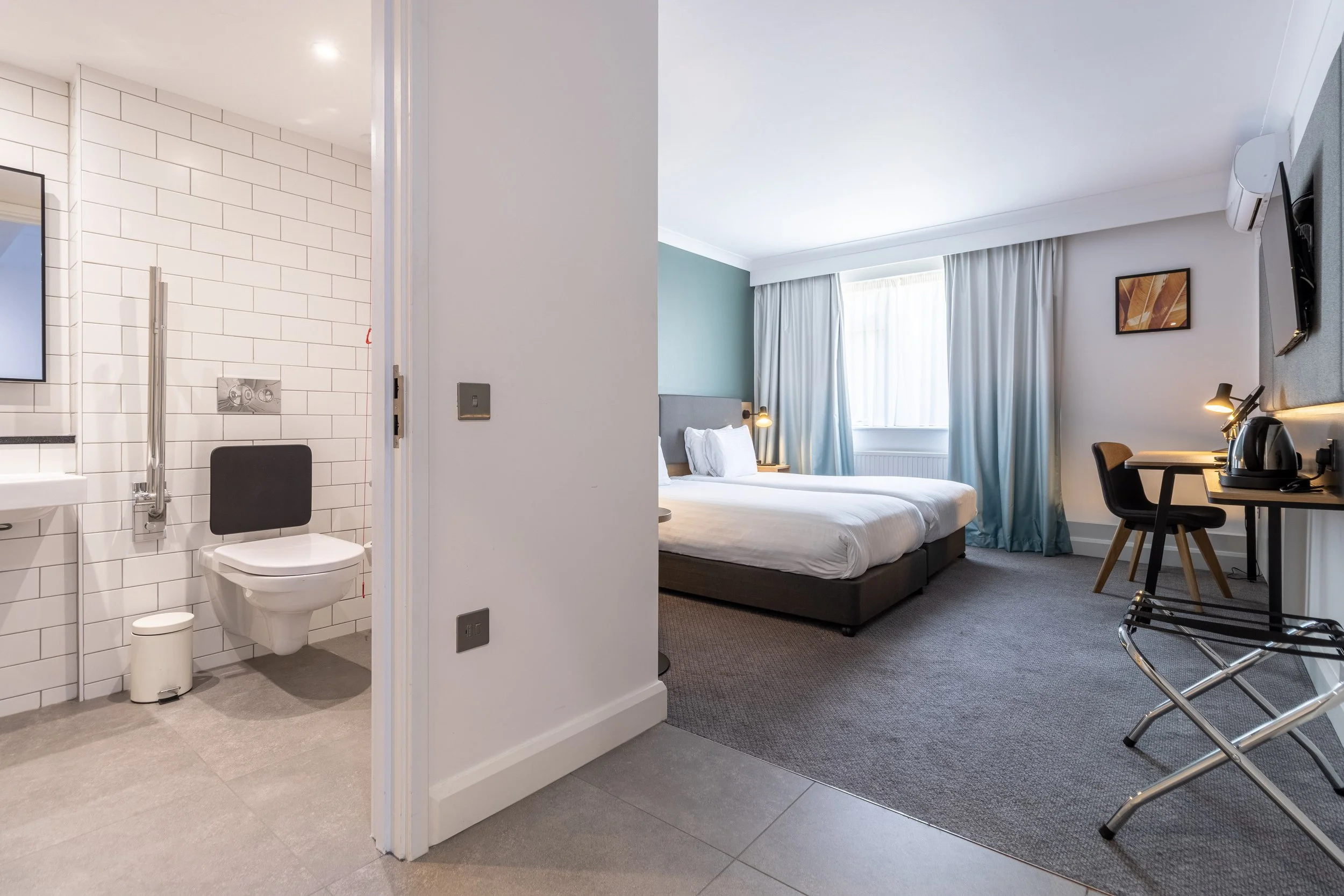 Holiday Inn Newport 120.jpg