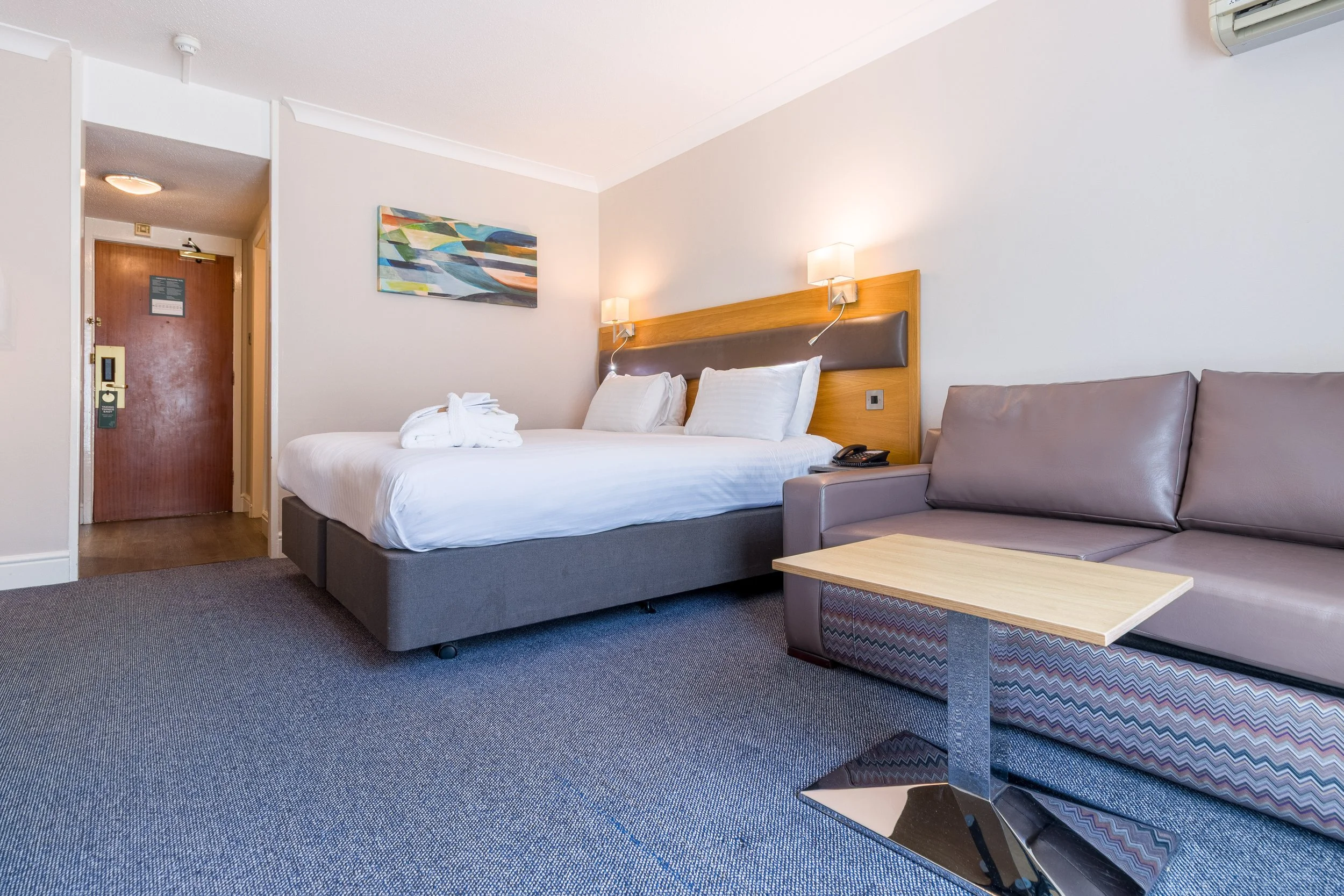 Holiday Inn Newport 031.jpg