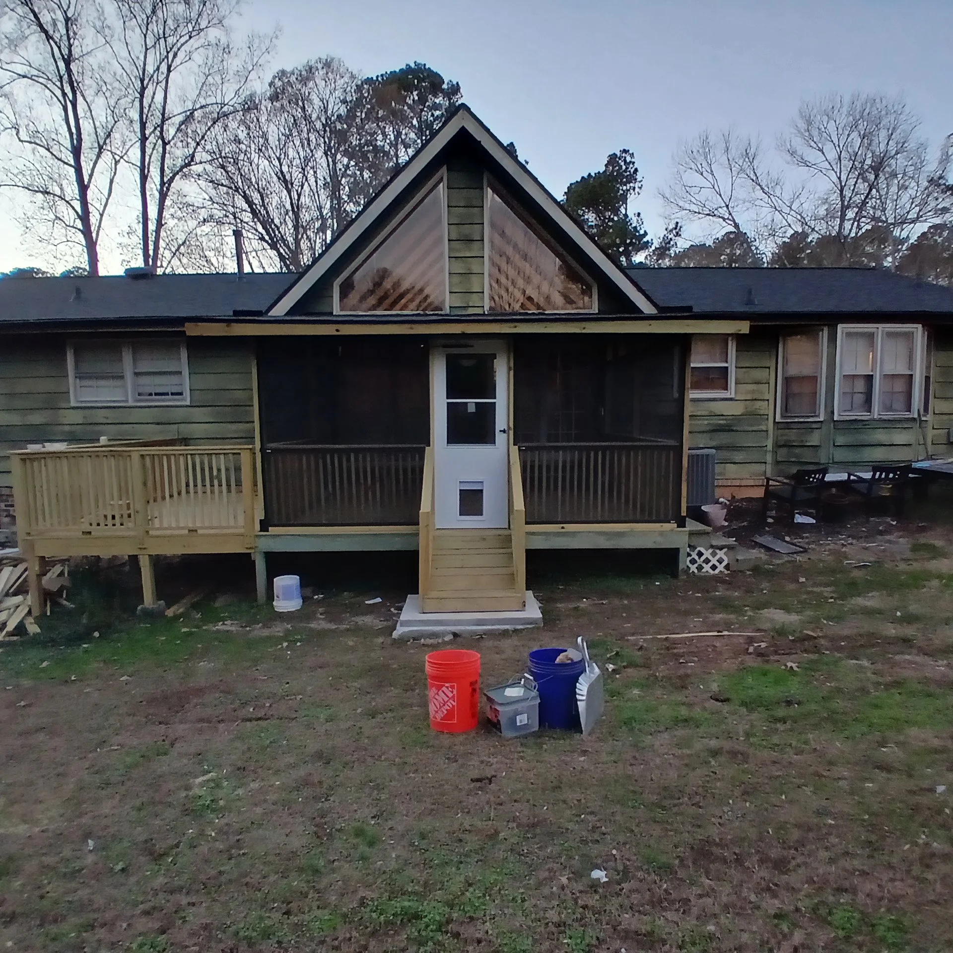 Oranssi carpenter using bench saw