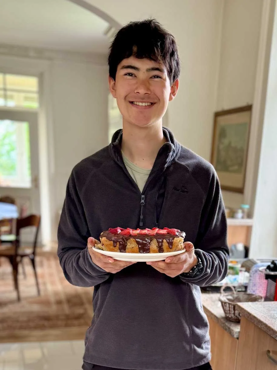 Kai from the UK, who also wins the prize for the fastest reaction time, has a real knack for cooking and baking. From homemade bread to beautifully prepared cakes, he brings both creativity and care into the kitchen. Pictured here proudly presenting 
