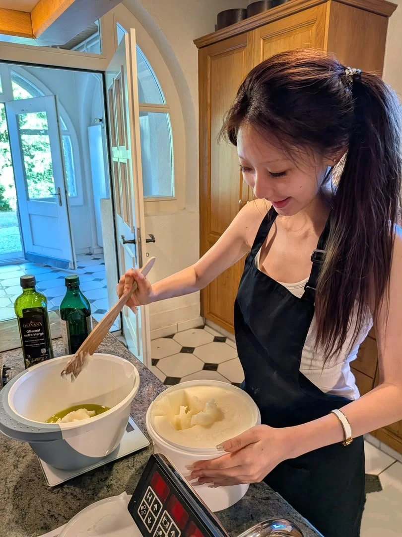 Ting from China, always curious and eager to learn, here discovering the art of soap making. We are very grateful for the joy, openness and enthusiasm she brought to Villa Belvédère. At such a young age, Ting is already travelling independently throu