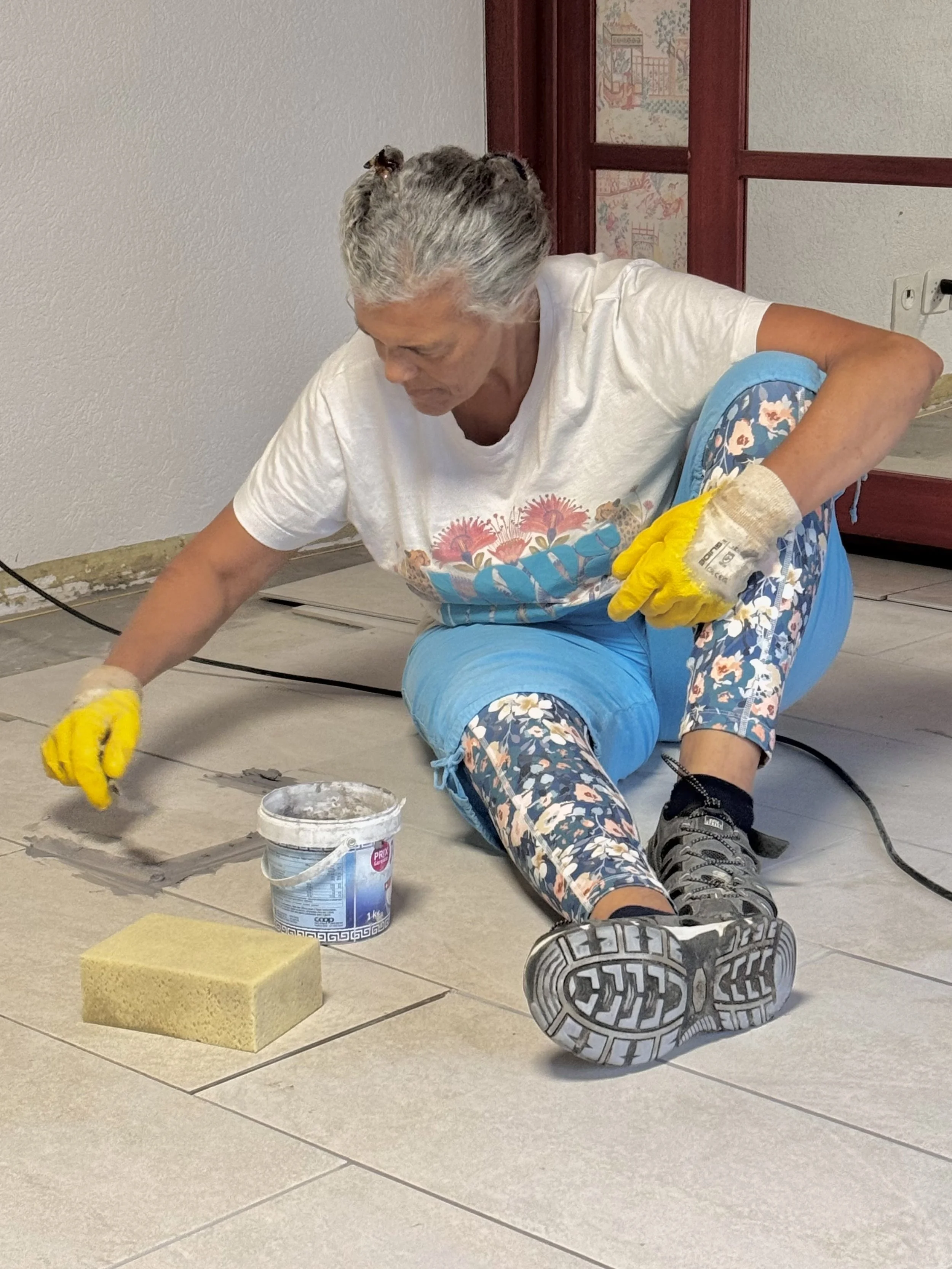 Karen from South Africa is the proverbial salt of the earth. A strong woman forged by life, grounded, capable and wonderfully unpretentious. She arrived with the kind of practical skills that make things happen, and soon found herself sitting on the 
