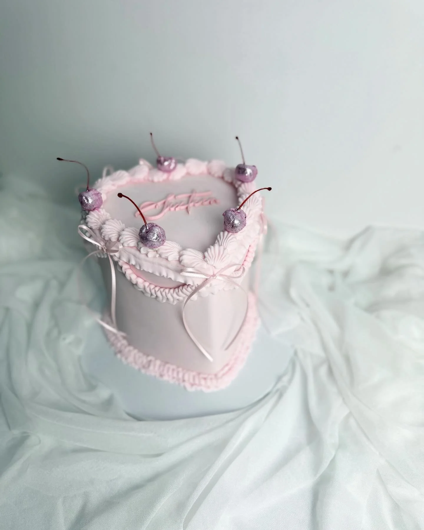 A cute pink heart Lambeth cake to celebrate a 16th birthday. 

Decorated with pretty pink bows and glitter cherries 💕

#16thbirthdaycake #lambethcakes #pinkbirthdaycake #cheshirecakes