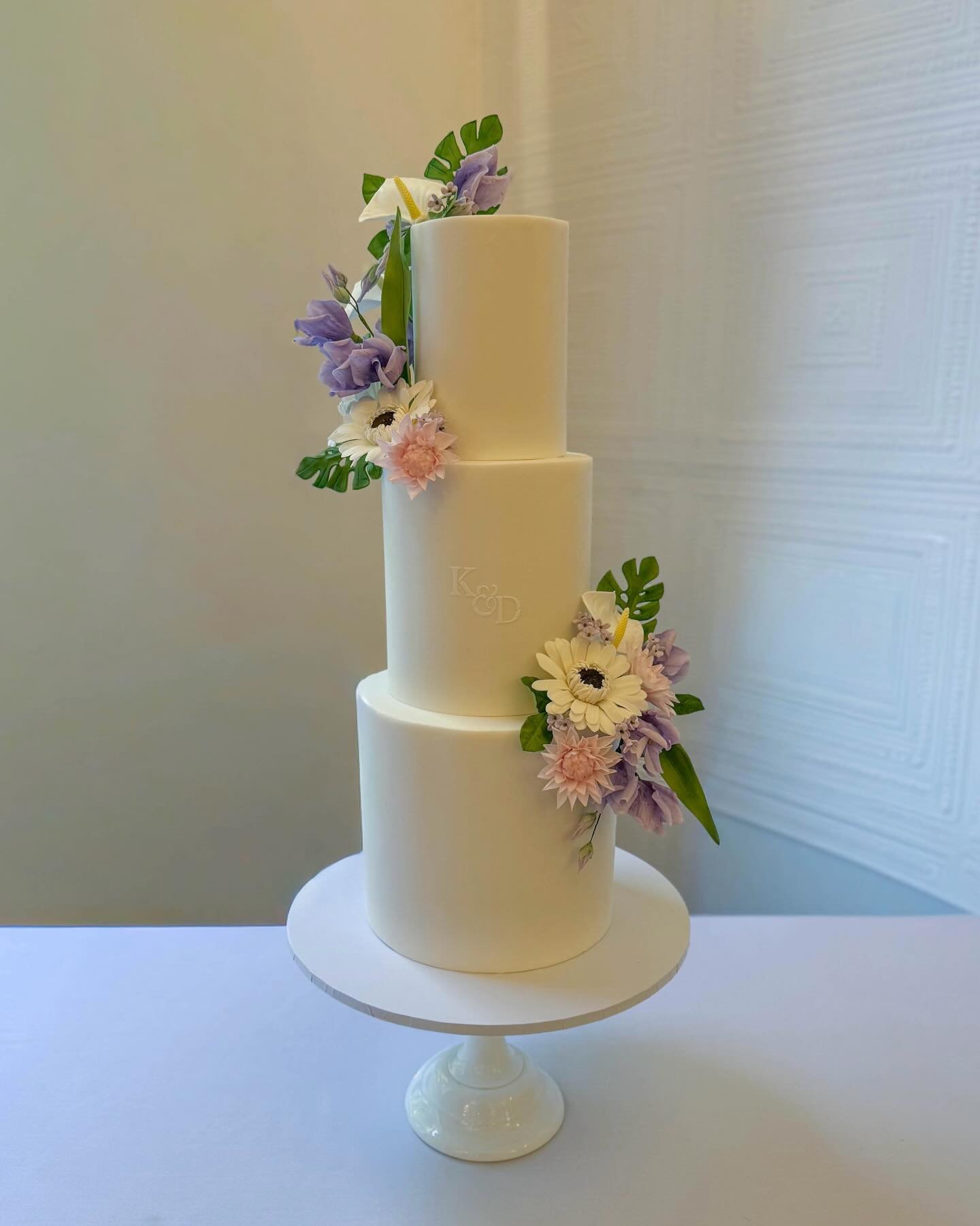 Congratulations to K&amp;D on their wedding a few weeks ago 🤍 

This lovely couple married abroad and celebrated at home with a party for friends 

This gorgeous 3-tier wedding cake was decorated with sugar flowers to replicate the flower arch that 