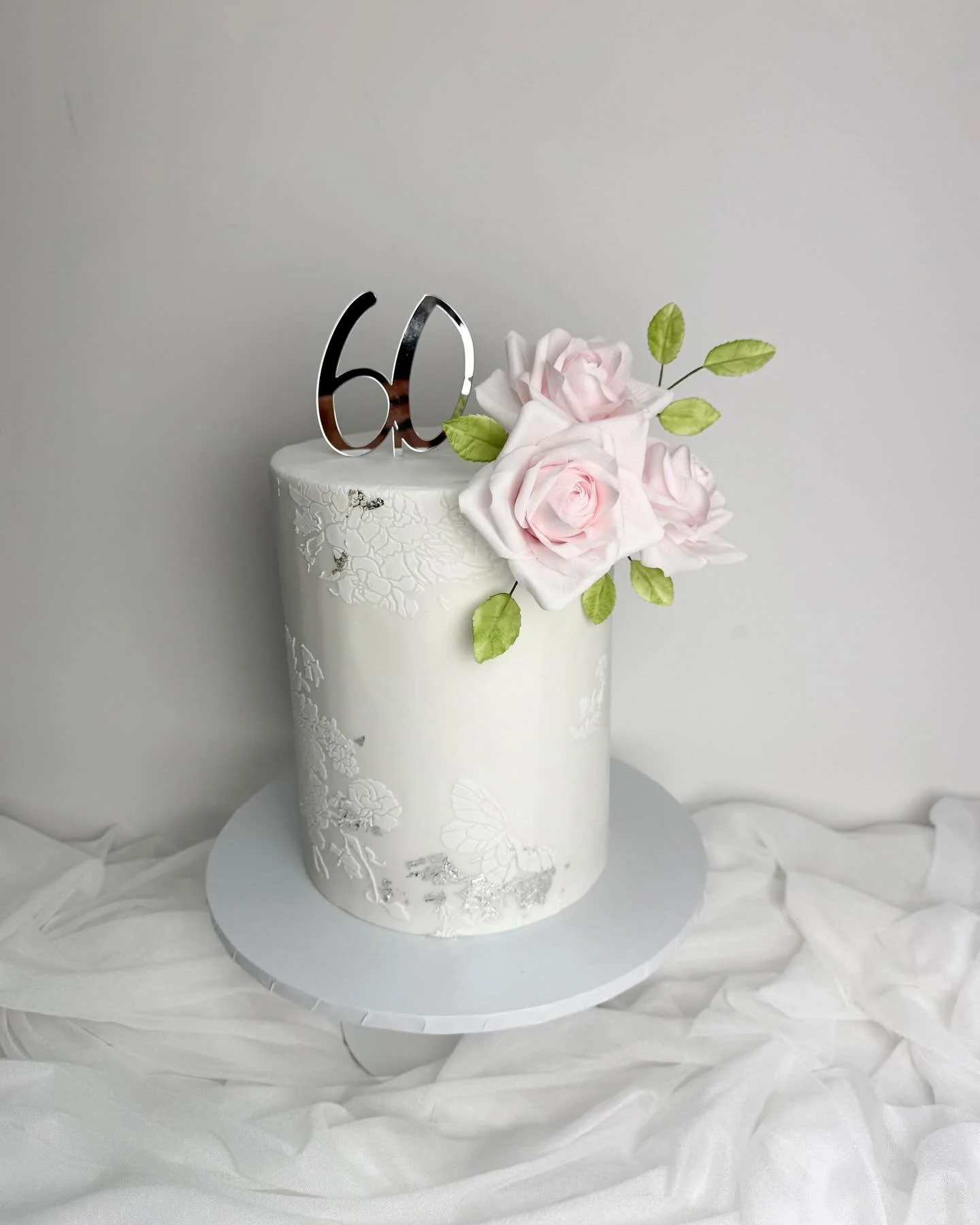 A beautiful 60th birthday cake 💕

Decorated with handmade sugar roses and sugar leaves with stencil pattern and edible silver leaf. 

#60thbirthdaycakes #60thcake #sugarrosescakes #bespokebirthdaycakes