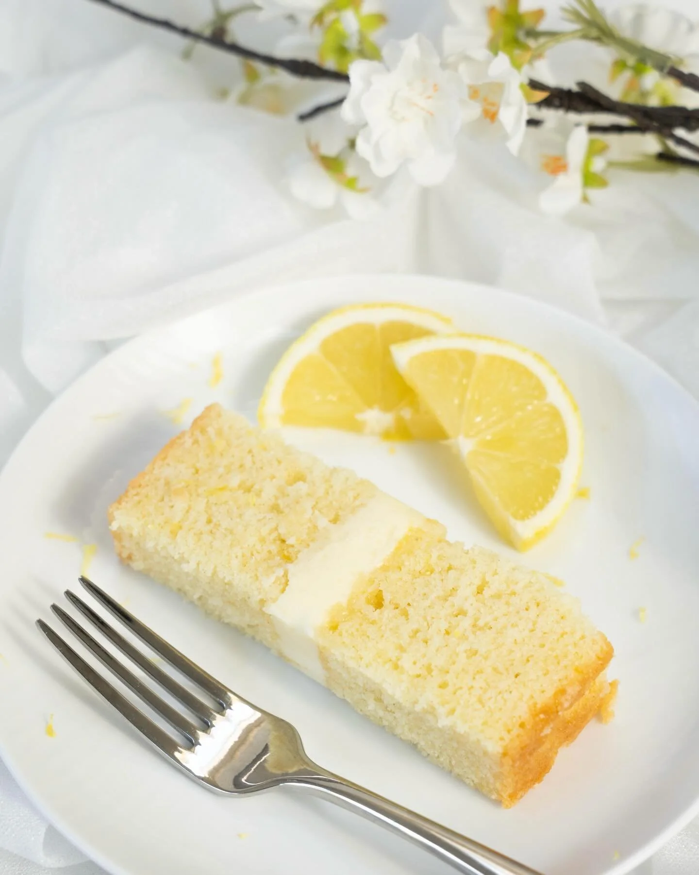 With all this beautiful sunshine; this cake has got to be the flavour to choose 💛

A light lemon sponge filled with zesty lemon curd and lemon buttercream. Definitely one of my favourites whatever the weather!

Photograph @laylacapturess 

#weddingc
