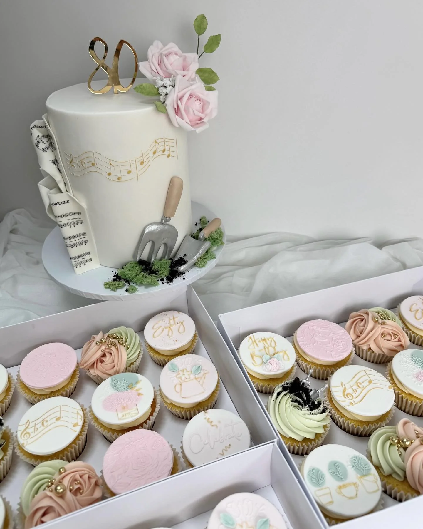 I love it when I get the opportunity to create cupcakes to complement the celebration cake. 

A beautiful 80th birthday cake designed around the customers love of roses, gardening and music with the same theme for the cupcakes 💕

#cheshirecakes #che