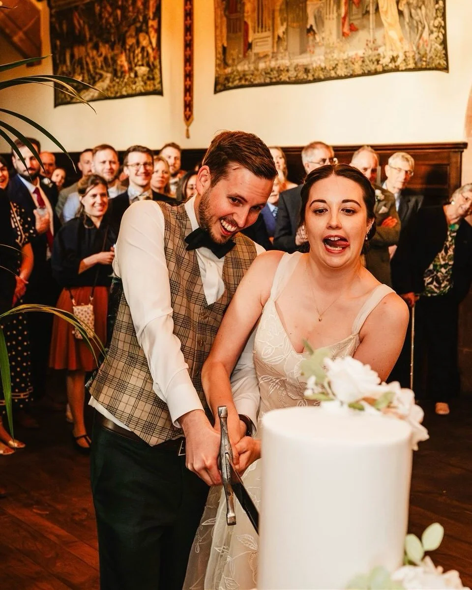 How amazing is this picture of the cake cutting taken by @carolinegooseyphotography 🤍

I just love the look of sheer concentration on the brides face and it&rsquo;s just so lovely to see the focal part which the cake plays on the wedding day 🥰

#we
