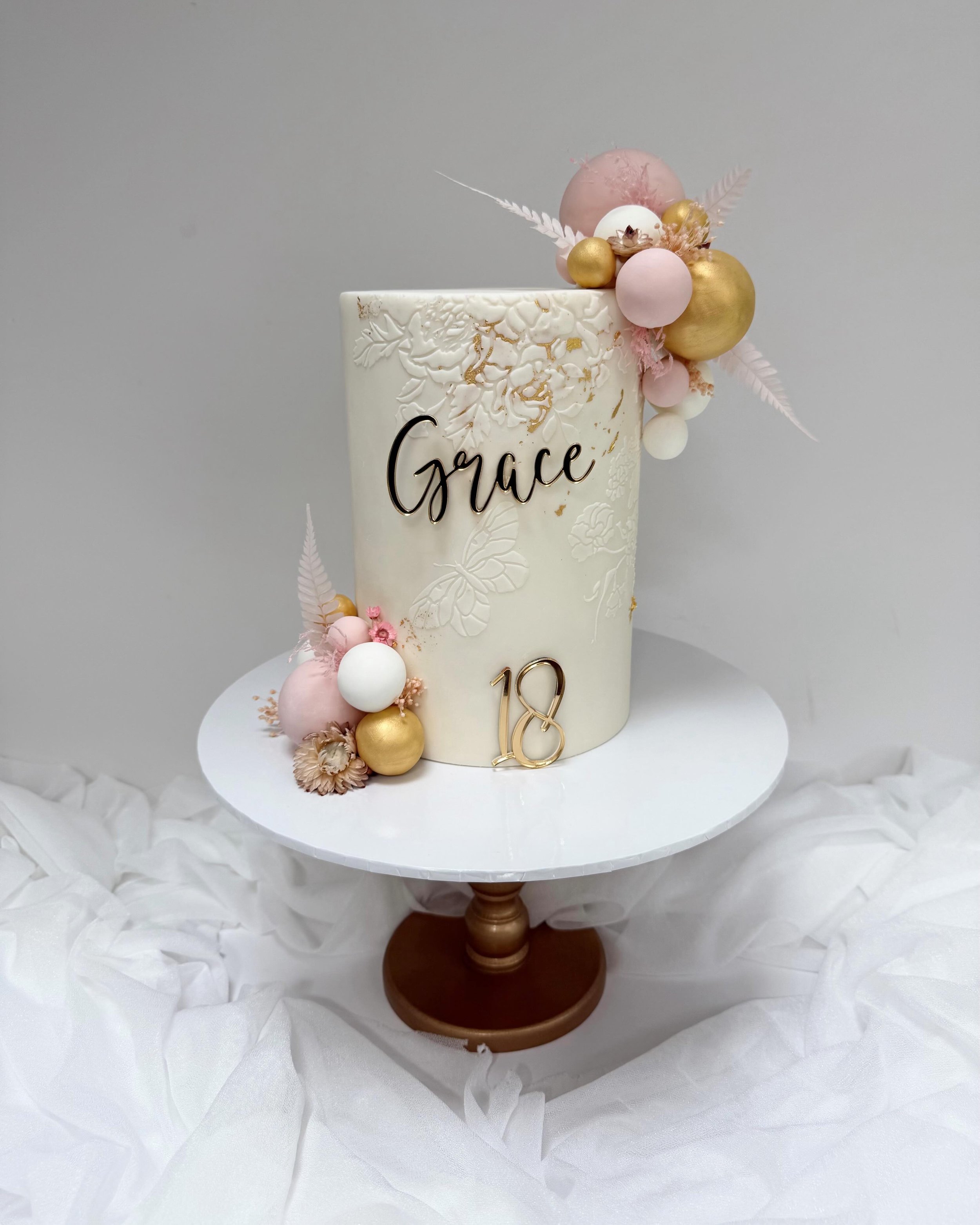 This is one of my most requested cake designs for a celebration cake and I absolutely love creating it every time 💕

Each time there is something slightly different to the design to make it bespoke for the customer whether it is the stencilling deta