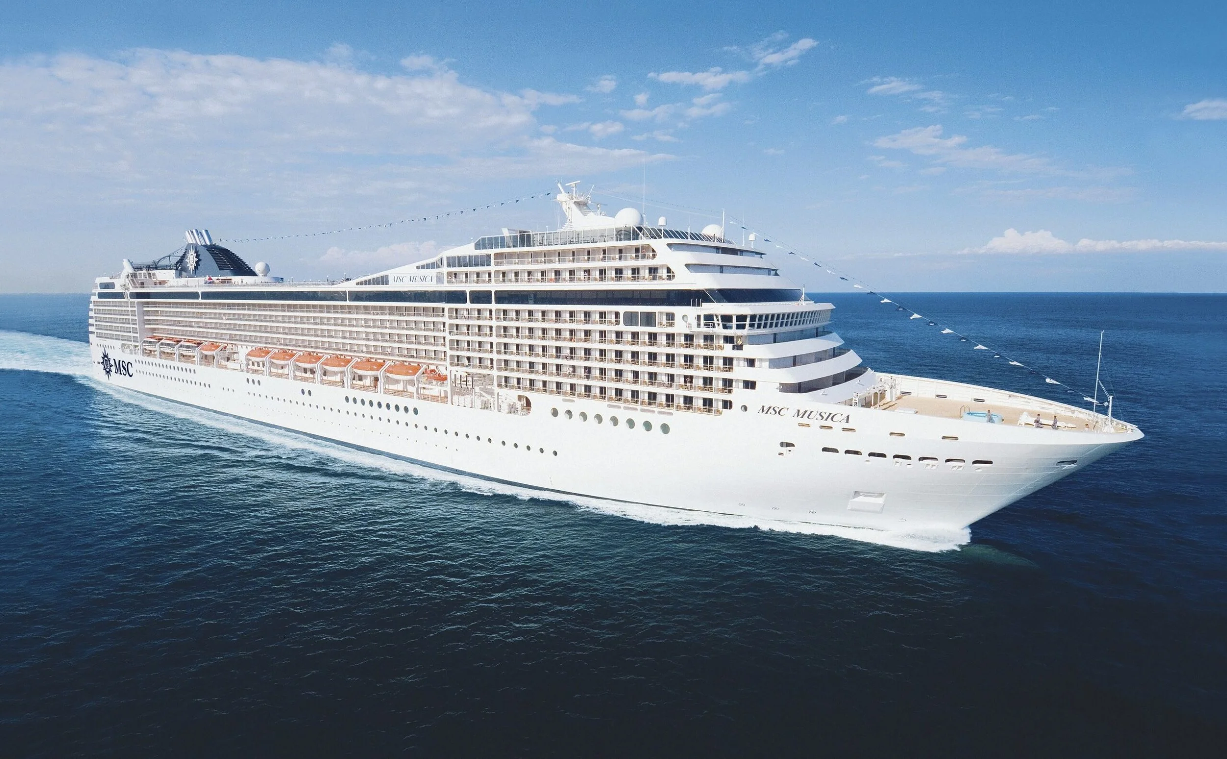 MSC Musica Kreuzfahrtschiff auf westlichem Mittelmeer zu den Kanaren